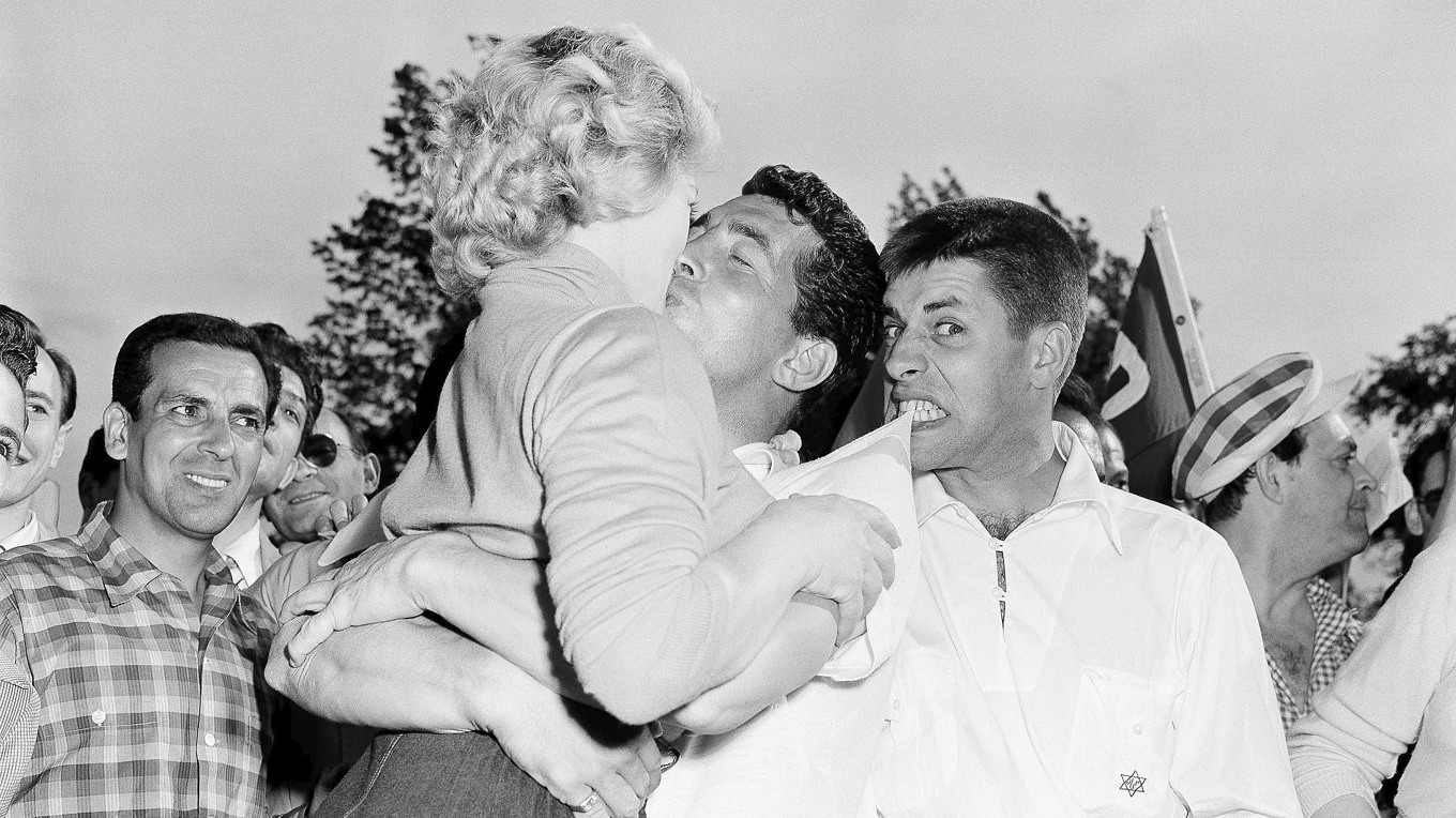 En bild från en välgörenhetstävling på golfbanan på Vernon Hills Country Club i New York, den 25 maj 1953. Foto: AP/TT BILD