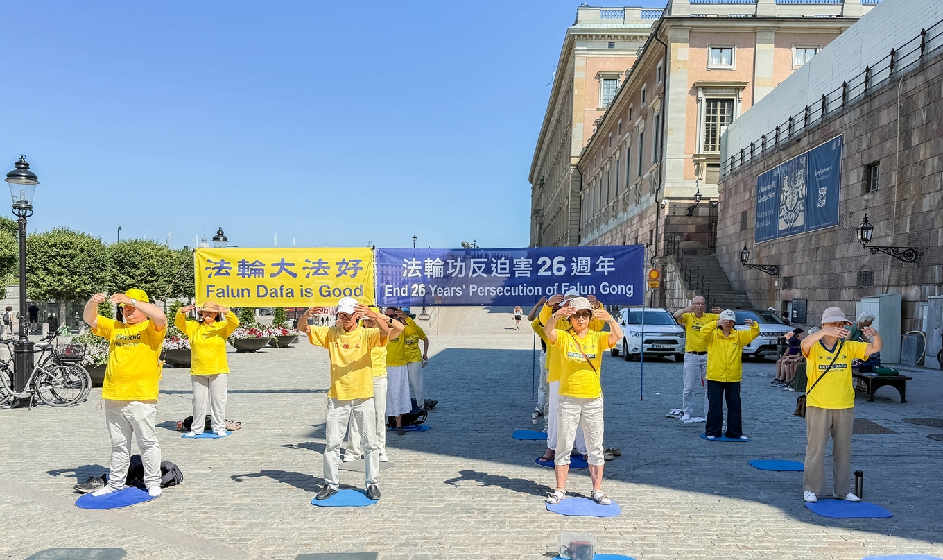 Falun Gong-utövare, på Mynttorget i Stockholm, vädjar för ett slut på det kinesiska kommunistpartiets förföljelse av medutövarna i Kina. Bild: Li Zhihe