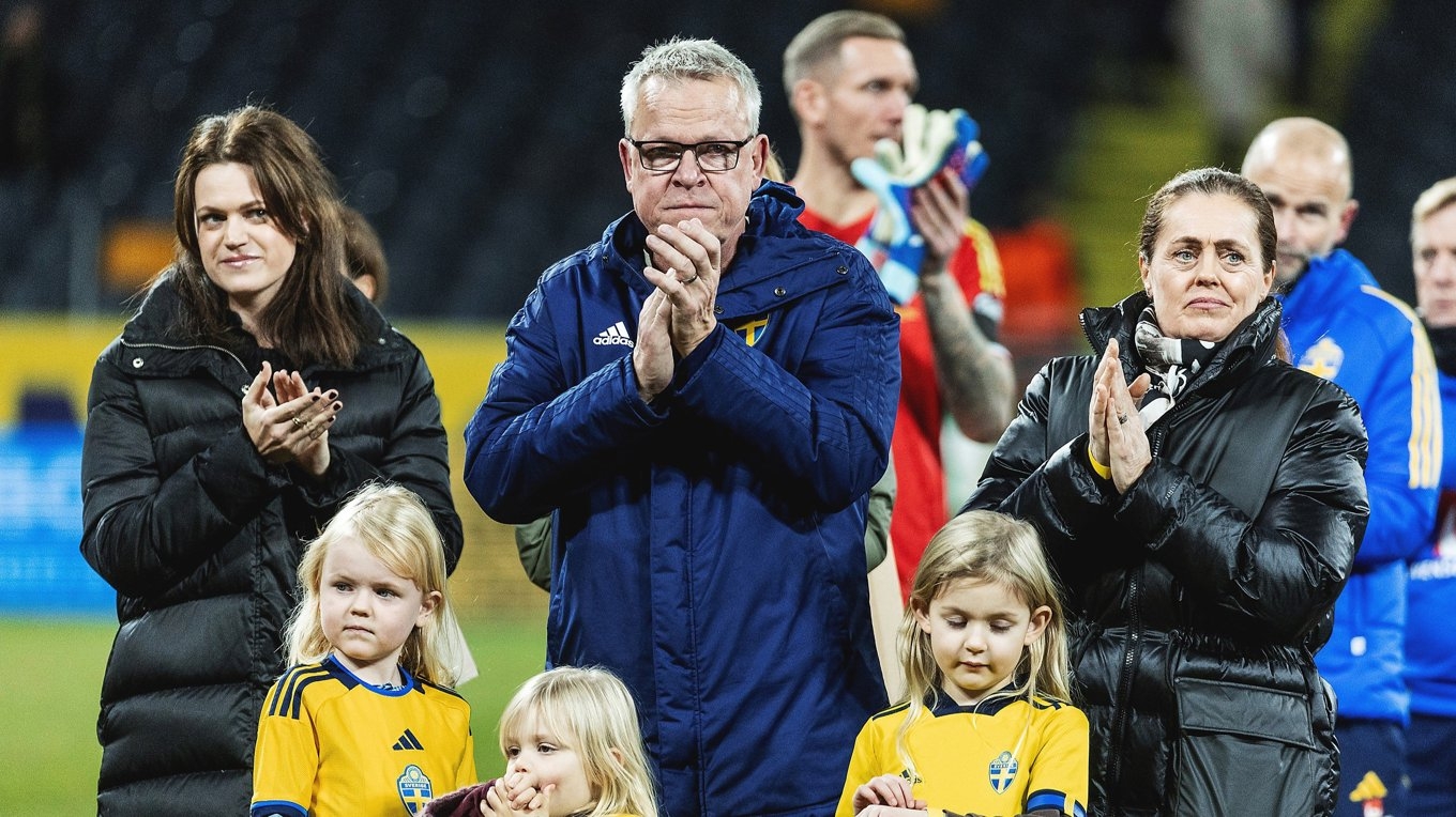 Efter EM-kvalmatchen mot Estland i november 2023 avtackades Janne Andersson med sin fru Ulrika, dotter och barnbarn. Sju och ett halvt år var till ända. Foto: Christine Olsson/TT