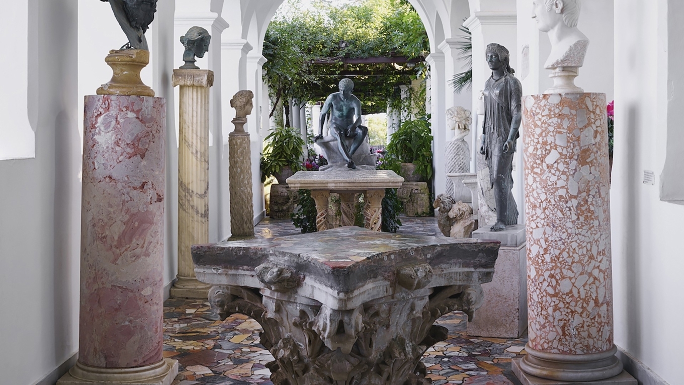 Axel Munthe fyllde villan och trädgården med antika föremål: skulpturer från Egypten, antika gravmonument, marmorkolonner och renässansmöbler. Foto: Pressbild/Villa San Michele