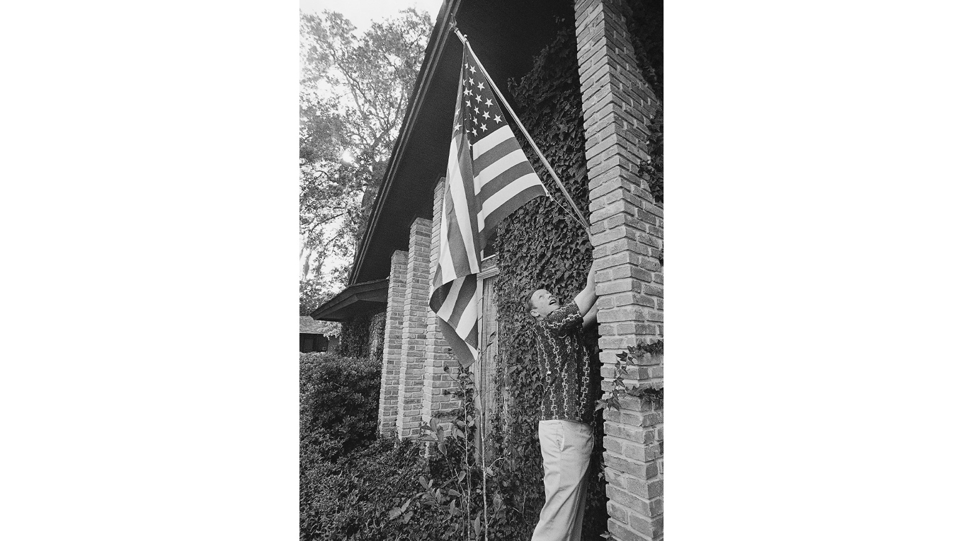 Neil Armstrong med stjärnbaneret. Foto: AP/TT BILD