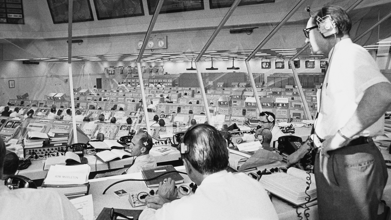 Den amerikanske generalen i flygvapnet, Samuel C. Phillips (1921–1990), som var chef för Nasas Apolloprogram, övervakar aktiviteterna inför uppskjutningen. Foto: Archive Photos/Getty Images