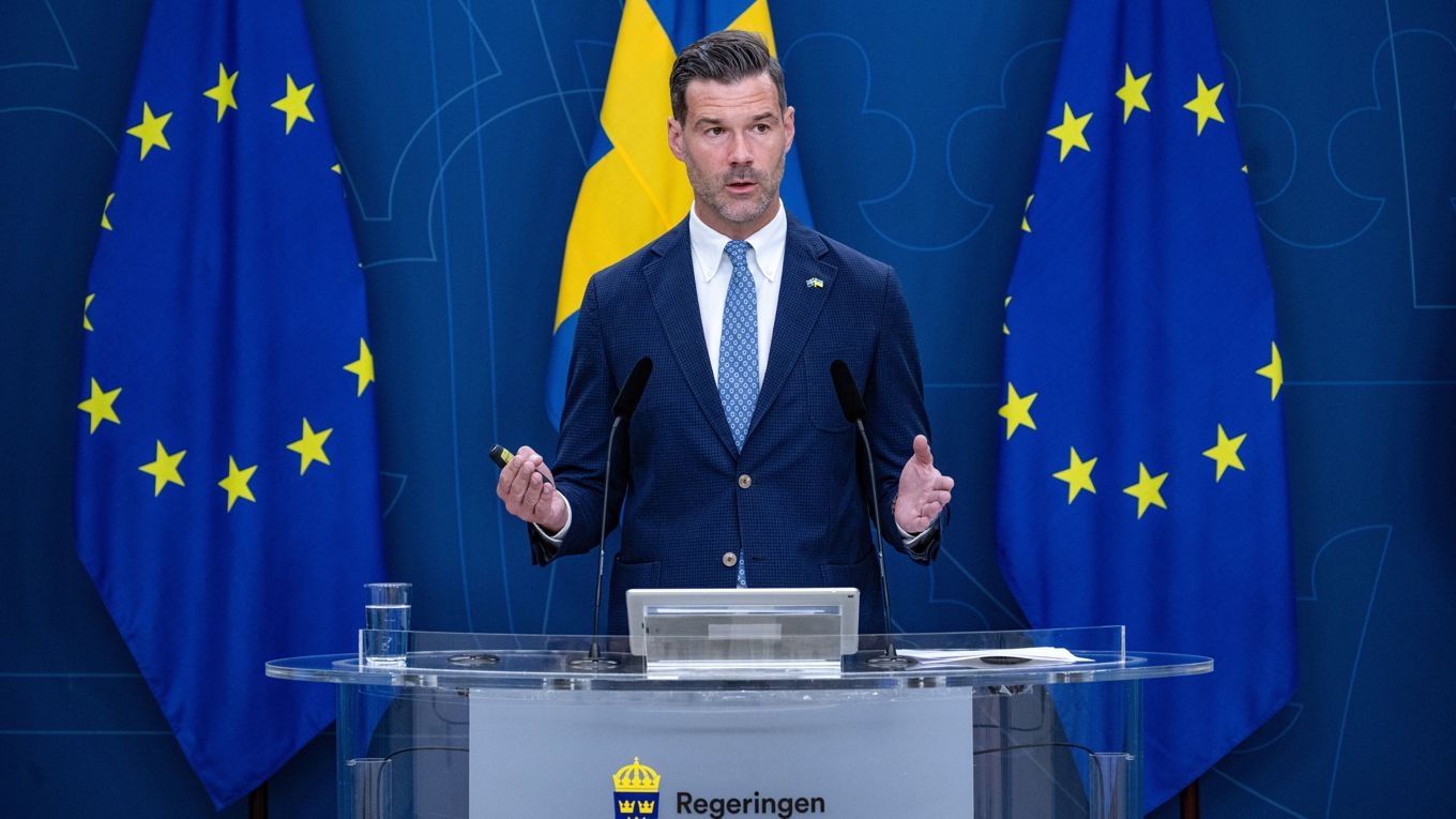 Regeringen har intagit en relativt defensiv hållning i den politiska stormen. Foto: Roger Sahlström