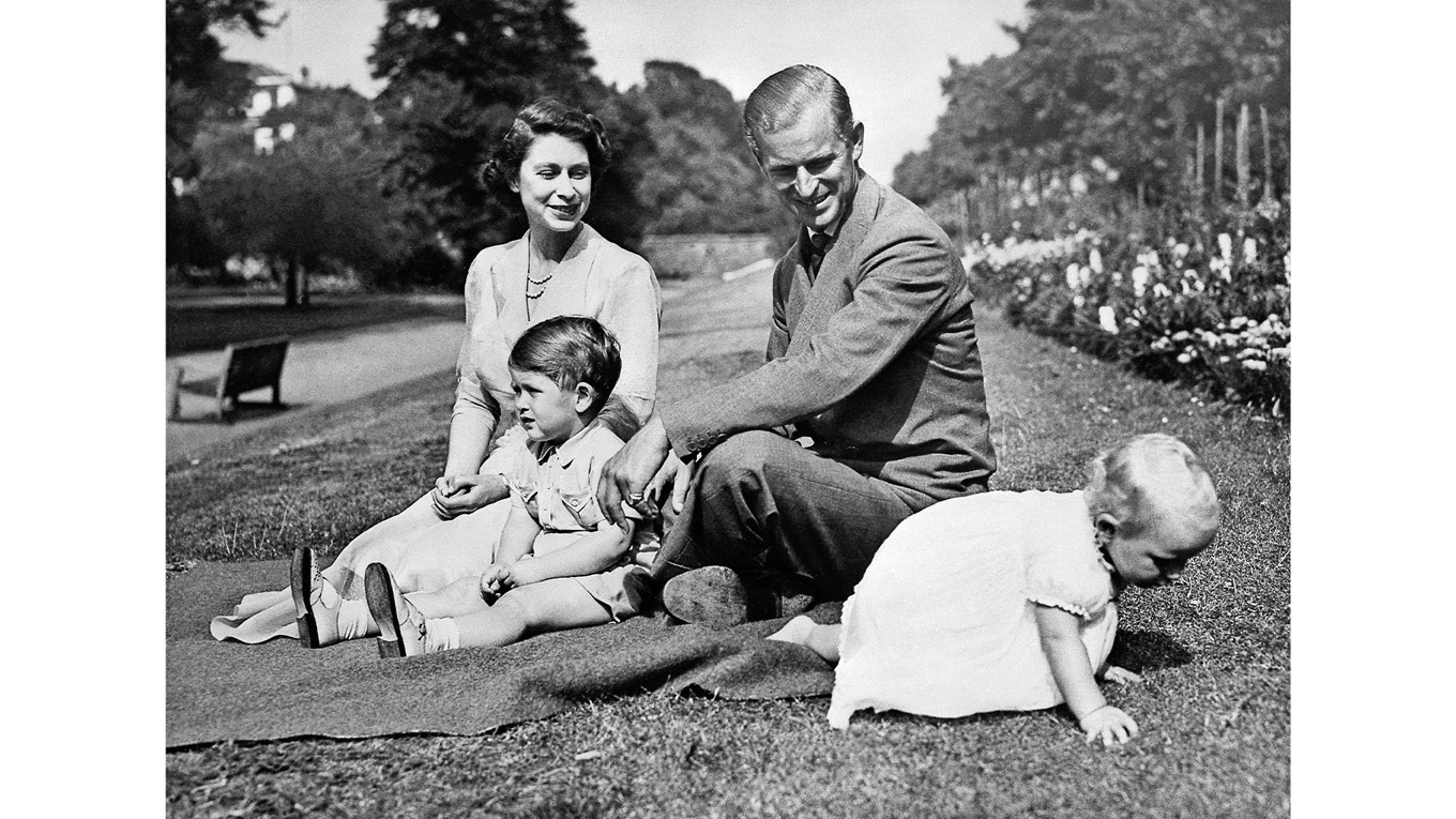 Drottning Elizabeth, maken prins Philip, sonen Charles, dåvarande prinsen av Wales, och prinsessan Anne. Foto: AFP via Getty Images