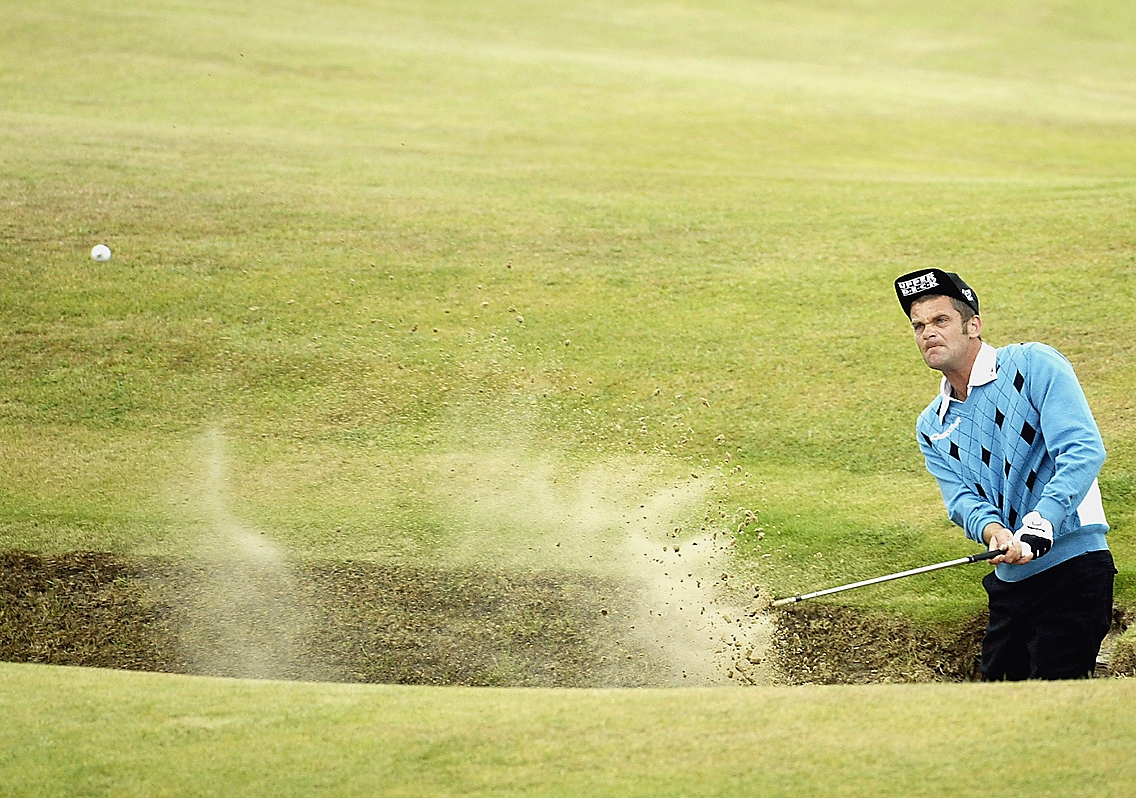 Jesper Parnevik menar att The Open är en tävling för kompletta golfare.
– Man måste kunna slå de flesta slagen eftersom det blåser mycket. Oftast blåser det rejält och då blir det svårare om man bara har ett slag i väskan, säger han. Foto: Andrew Redington/Getty Images