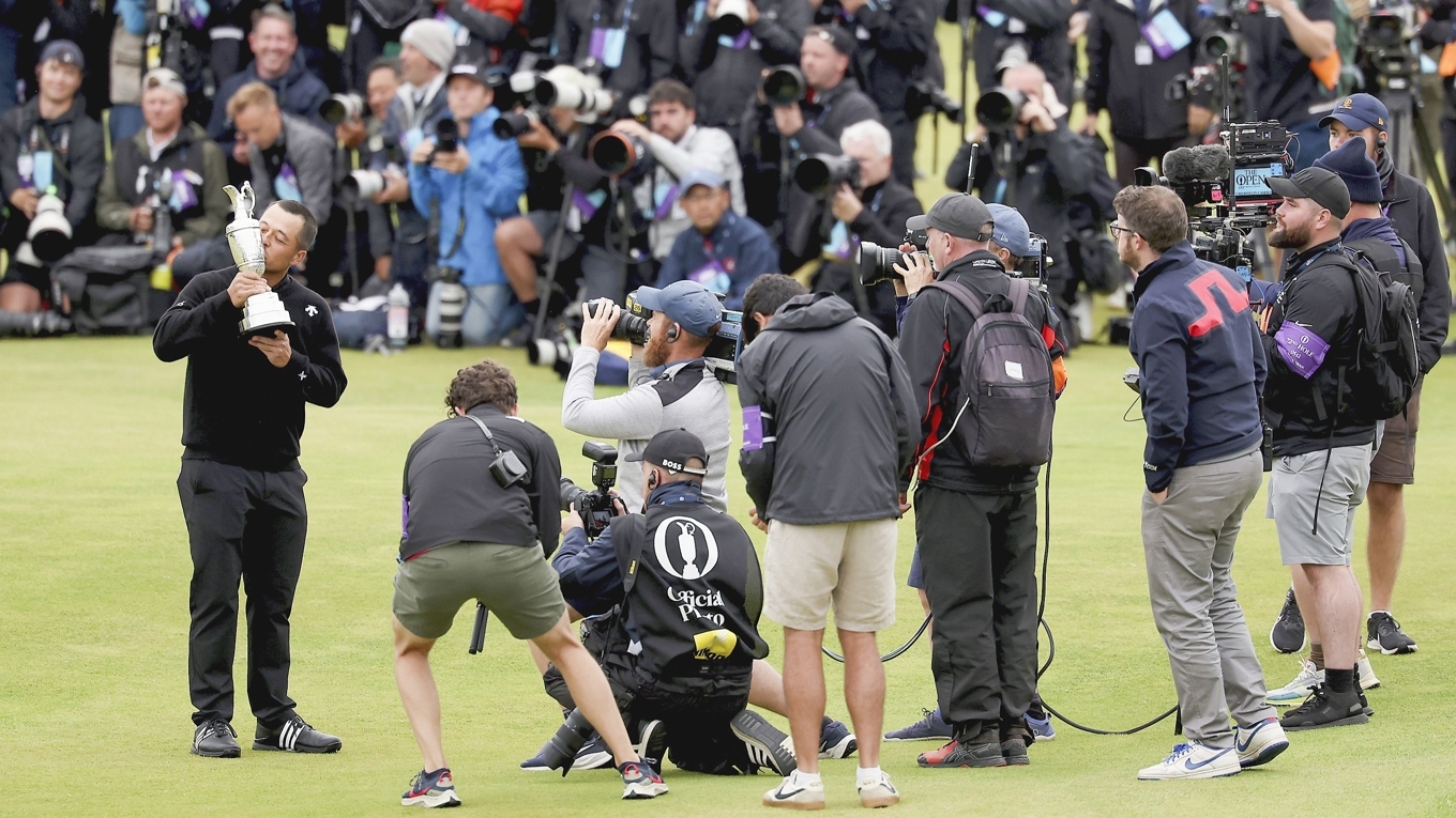 Xander Schauffele från USA med The Claret Jug vid 18:e hålet i firandet av segern i The Open förra året. Foto: Kevin C. Cox/Getty Images