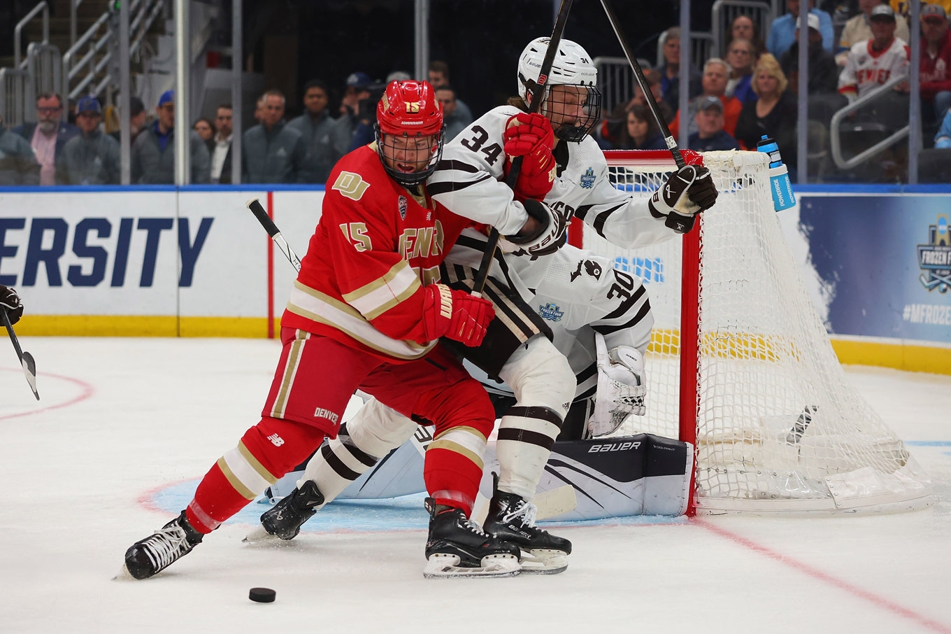 University of Denver Pioneers mötte Western Michigan Broncos under semifinalen av Frozen Four i NCAA. Foto: Dilip Vishwanat/Getty Images