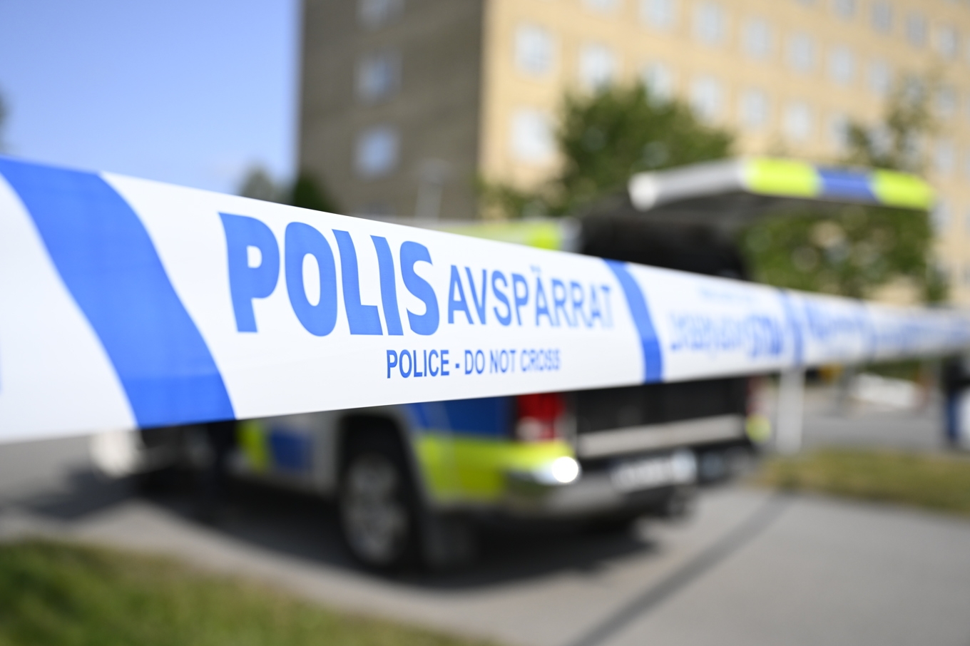 Ett okänt föremål exploderade vid en port i Vårby under natten mot tisdag. Foto: Jessica Gow/TT