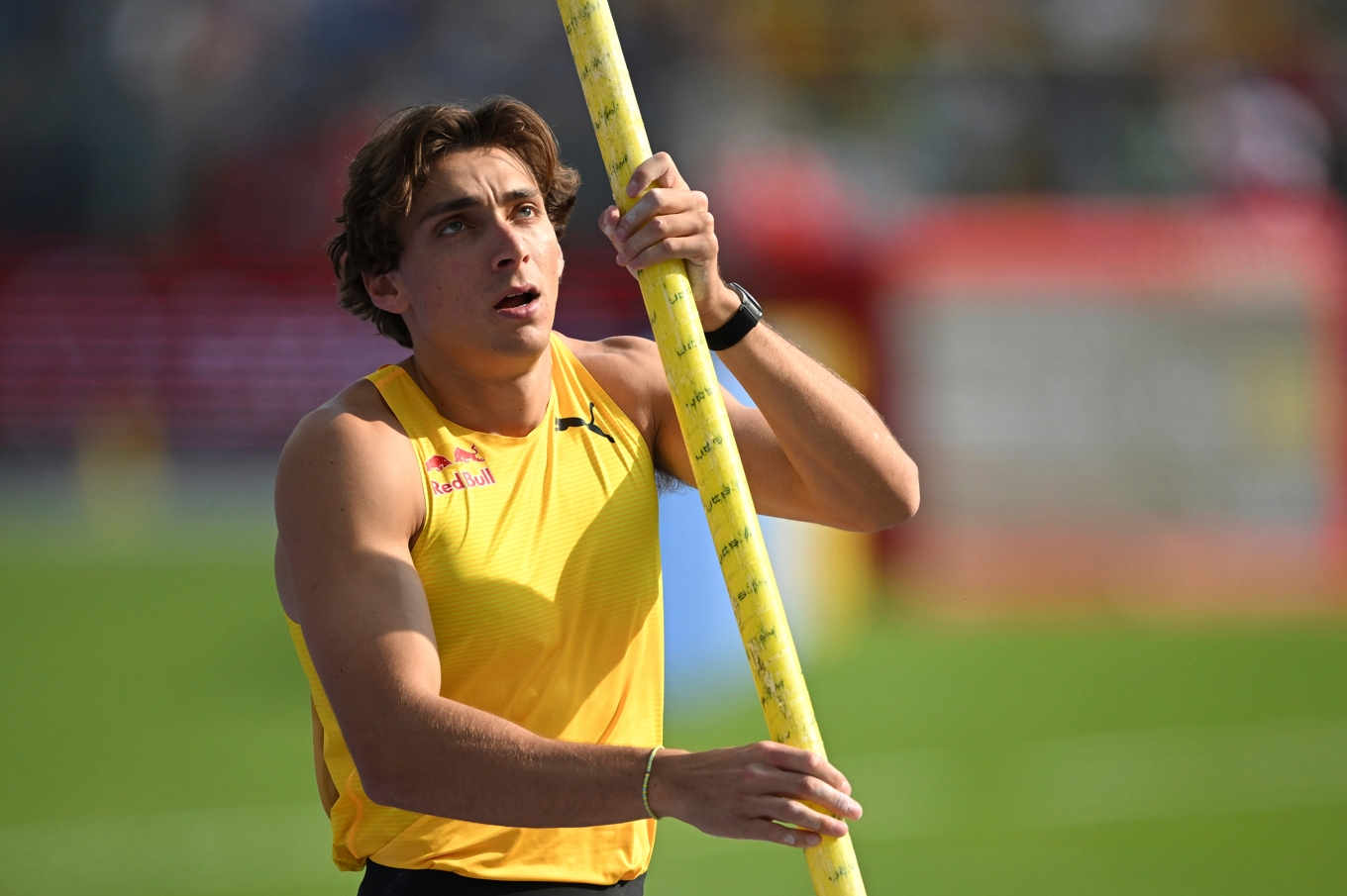 Armand Duplantis vid tävlingarna i Polen. Foto: Rafal Oleksiewicz/AP/TT