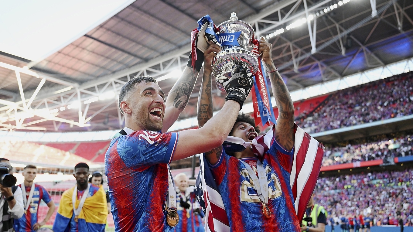 Chris Richards och Matt Turner njuter segerns sötma efter Crystal Palaces seger i vårens FA-cupfinal. Men eftersmaken blev bitter. Foto: Shaun Botterill/Getty Images