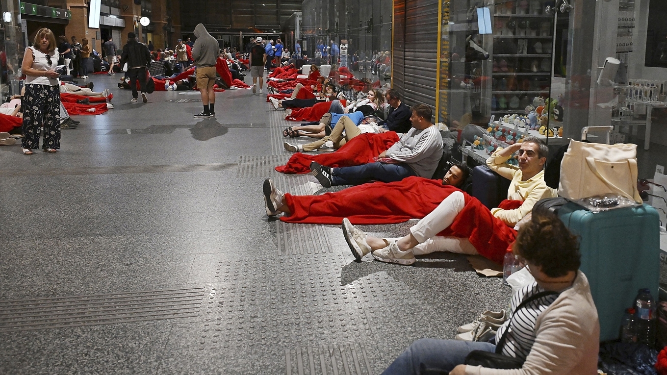 Resenärer med filtar utdelade av Röda korset tillbringade natten på Cordobas tågstation efter strömavbrottet som drabbade nästan hela Iberiska halvön och södra Frankrike den 28 april. Foto: Javier Soriano/AFP via Getty Images