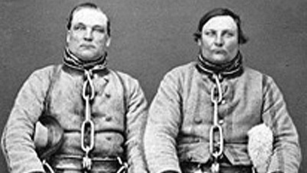 Busarna Isotalo (1831–1911) och Rannanjärvi (1828–1882) när de glada dagarna var över. Fotograf: Julia Widgrén/Public Domain