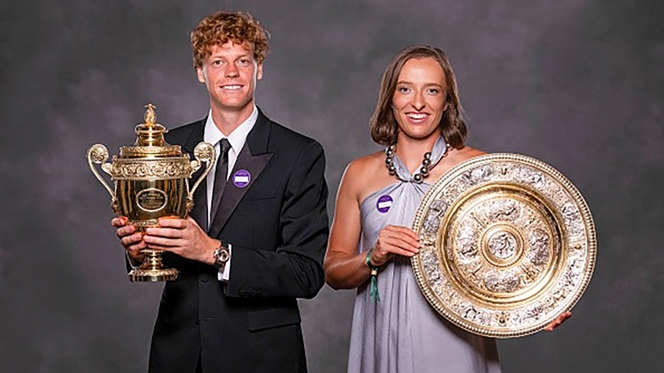 Jannik Sinner och Iga Swiatek strålar i kapp efter sina titlar i årets Wimbledon. Fakta är att de inte skulle ha tillåtits att vara med om reglerna följts, skriver Epoch Times sportchef Jonas Arnesen. Foto: Thomas Lovelock/AELTC via Getty Images