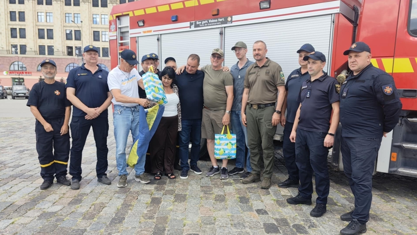 På torget med brandmän från flera stationer, befäl och militärer. Foto: Roger Sahlström