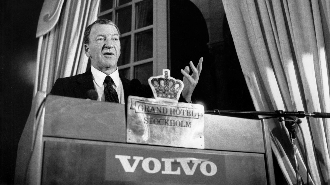 Mer nyckeltal än nyckelbarn. Företagsledaren PG Gyllenhammar presenterar Volvos resultat för årets tre första kvartal 1974 på Grand Hôtel i Stockholm. Gyllenhammar var VD i AB Volvo 1971–1983 och bolagets styrelseordförande 1983–1993.
Kristian Wedel, journalist på GP, skrev för några år sedan om sin farmor som hette Inga Wedel-Hansson. Farmodern umgicks på äldre dar med Pehr G Gyllenhammars mor, Aina Gyllenhammar. De två ingick i ett sällskap med äldre damer som spelade bridge. En gång på väg hem från bridgen kom de två kvinnorna att tala om sina liv. Detta var i början av 1970-talet då PG var VD för Volvo. Inga Wedel-Hanssons son arbetade administrativt, var emellanåt ungdomsfotbollstränare och suppleant i kedjehus-samfällighetens styrelse. Aina Gyllenhammar säger under samtalet: ”Inga, så underbart att det har gått så bra för våra pojkar.” För henne var det inte konstigt att sätta likhetstecken mellan att vara VD för Volvo och att vara suppleant i en samfällighetsstyrelse. Men det var en annan tid då. Foto: Gunnar Lundmark/SVD/TT