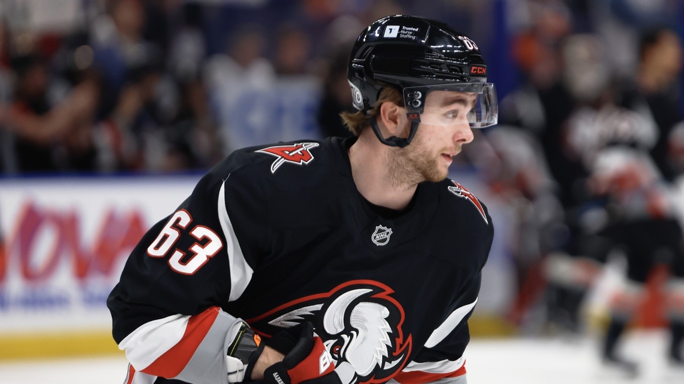 Isak Rosén värmer upp inför en match mot Philadelphia Flyers på KeyBank Center den 17 april i Buffalo, New York. Foto: Rebecca Villagracia/Getty Images