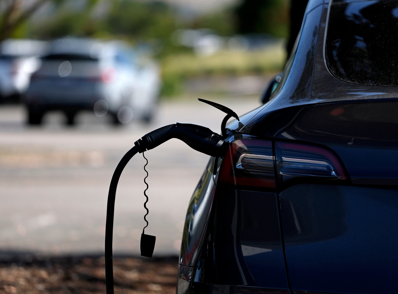 När elen blir billigare jämfört med bensin, olja och gas blir det mer attraktivt att installera värmepump eller köra elbil. Foto: Justin Sullivan/Getty Images