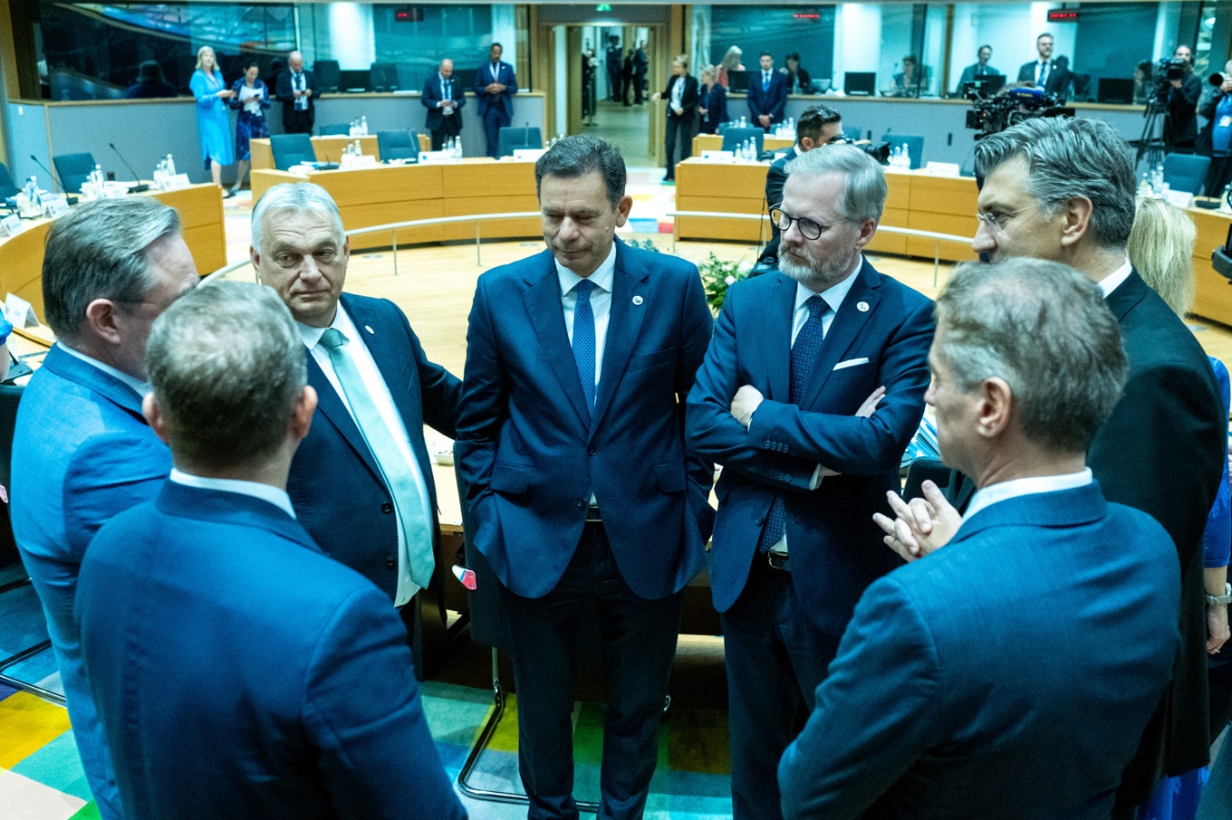 Ungerns premiärminister Viktor Orban (andra från vänster) omgiven av andra europeiska politiker vid ett EU-toppmöte i Bryssel den 26 juli. Foto: Martin Bertrand/Hans Lucas/AFP via Getty Images