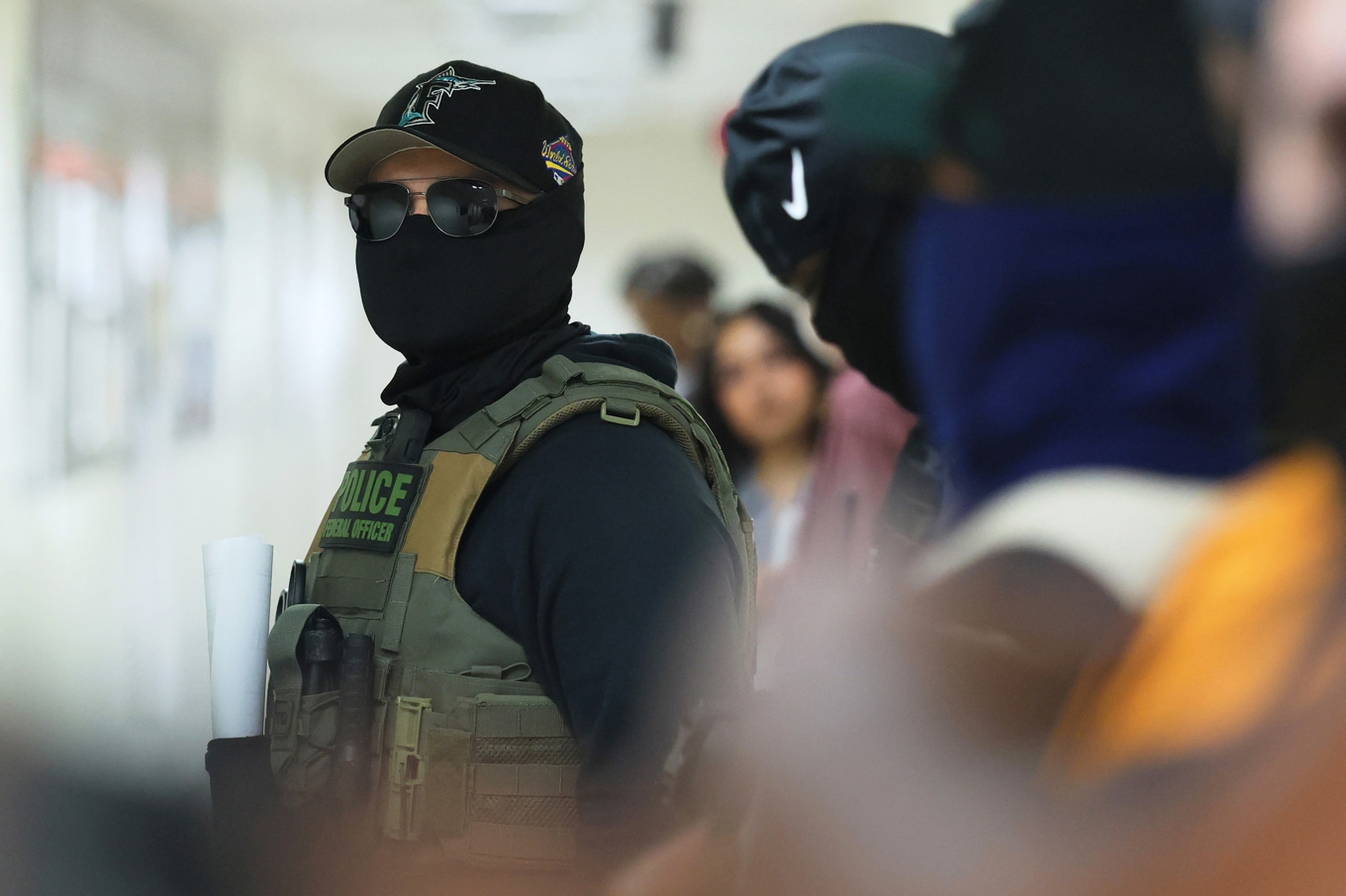 En ICE-agent patrullerar i New York. Myndigheten lockar med goda anställningsförmåner, och många amerikaner tycks intresserade. Foto: Michael M. Santiago/Getty Images