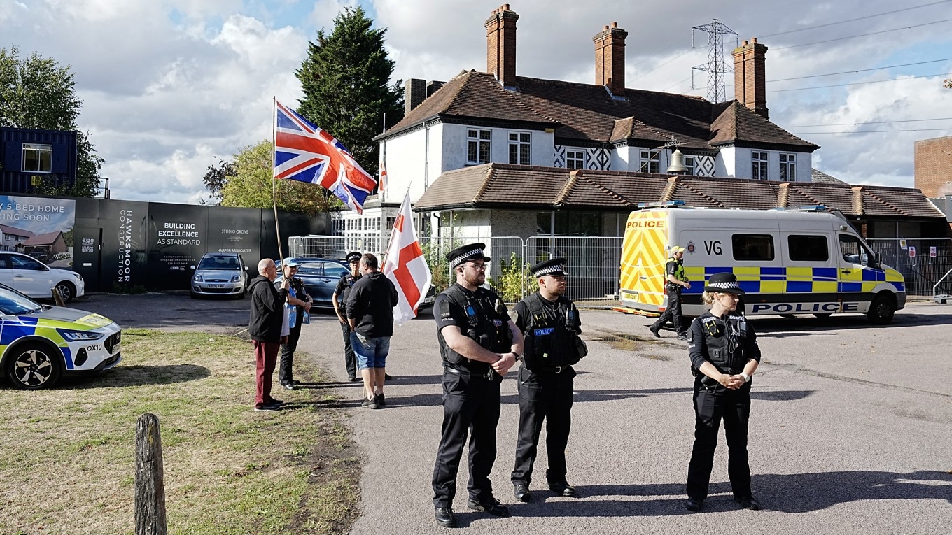 Demonstranter utanför Bell Hotel i Epping den 29 augusti. Foto: Carlos Jasso/AFP via Getty Images