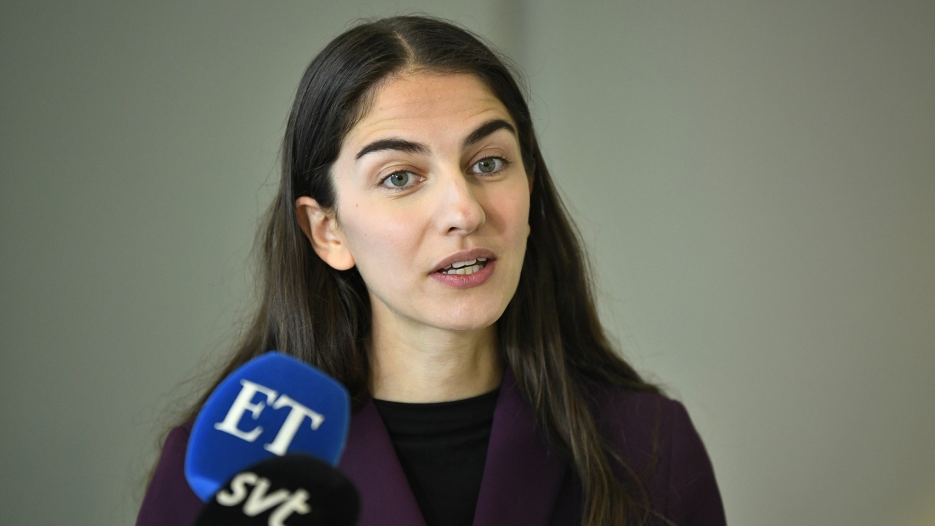 Klimat- och miljöminister Romina Pourmokhtari (L) under en pressbriefing om borttagande av förbudet mot uranbrytning i Sverige. Foto: Lars Schröder / TT