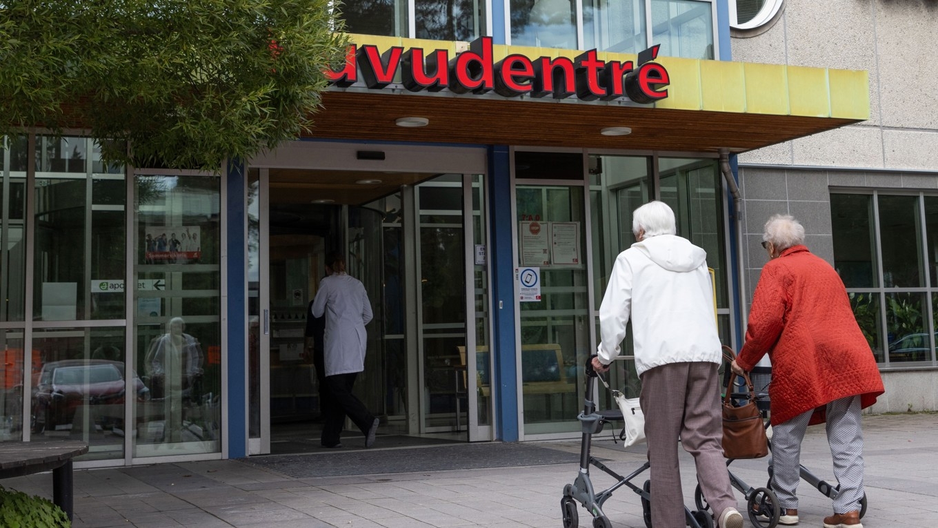 Även den offentligt finansierade vården försöker kringgå den lagstadgade möjligheten för patienter att betala med kontanter. Foto: Jeppe Gustafsson