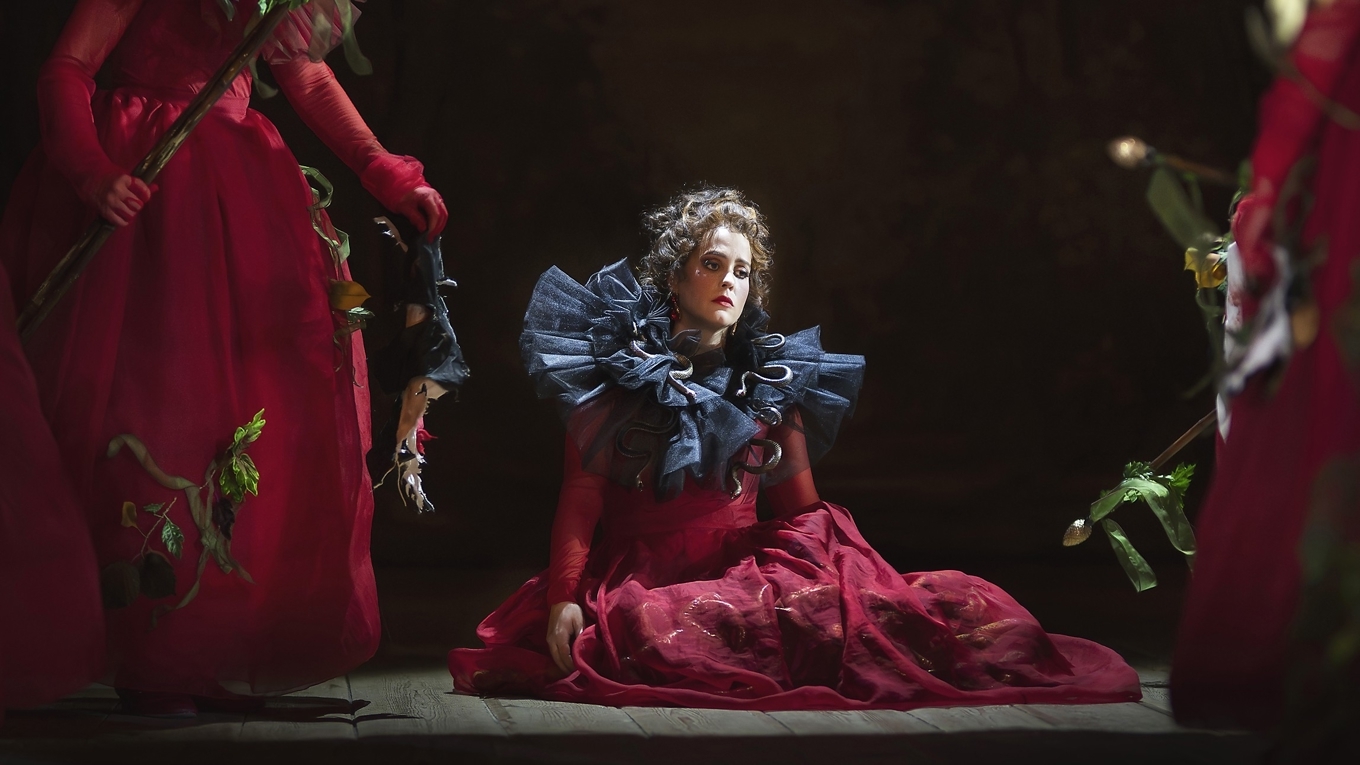 Drottning Orasia inser sitt misstag efter att i dramats slut ha låtit sina backanter slita Orpheus i stycken. Foto: Markus Gårder