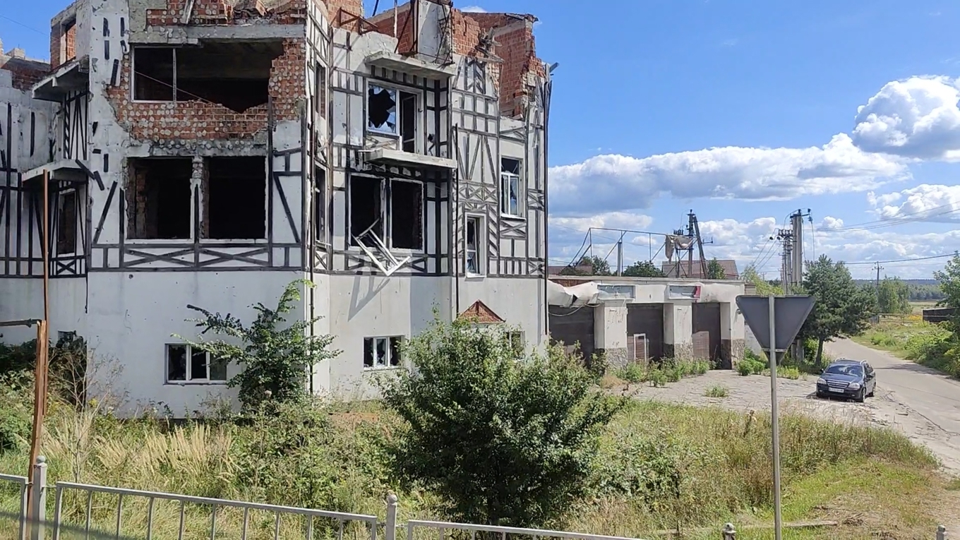 Ett trasigt övergivet hus i Ukraina. Foto: Roger Sahlström