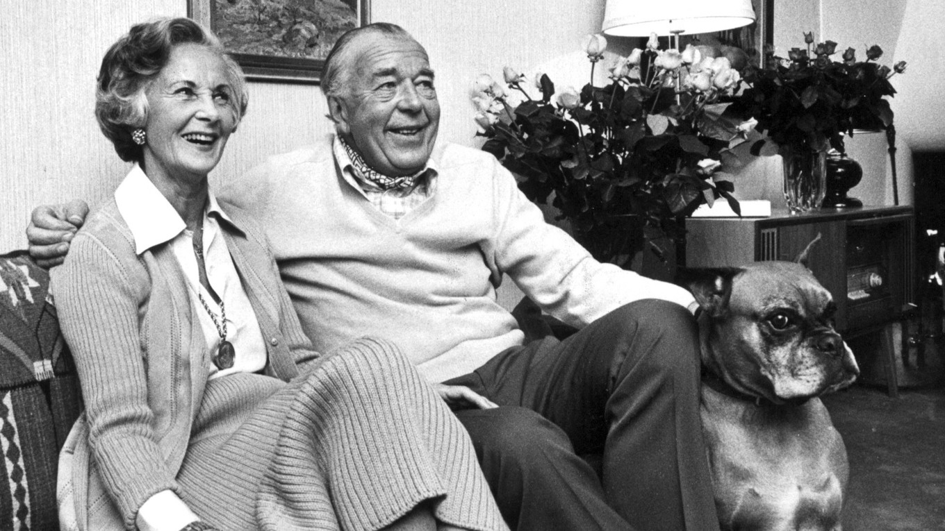Prins Bertil och prinsessan Lilian och deras älskade boxer Gigi. Bilden är tagen den 10 oktober 1976, när de sitter hemma och tillkännager sina planer på att gifta sig.
Som du har kunnat läsa i det här numret så har alla Porsche 911 så kallade svansmotorer av boxermodell. Nog bäst att ge lilla Gigi vad hon vill ha, annars är det nog du som får svansa efter. Foto: TT Bild