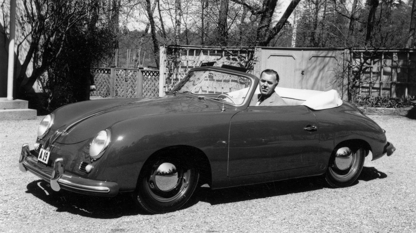 Prins Bertil vid sin bostad Villa Solbacken ute på Djurgården i Stockholm i en Porsche Cabriolet. När en av de allra första Porsche 356 Cabriolet kom till Sverige i april 1956 lät den svenska generalagenten Scania-Vabis prins Bertil disponera demo-exemplaret mer eller mindre som sin egen bil. 2022 lades denna raritet ut till försäljning hos en tysk bilfirma. Pris 350 000 euro. Foto: Porsche Museum