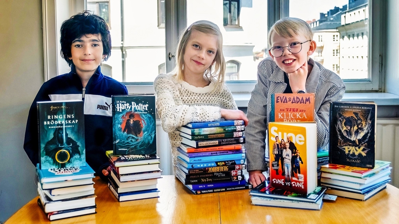 Sepenta Sarhade, 12 år, Olivia Nilsson, 9 år och Carl Blomqvist, 11 år, finns med på Red Hours lista över läsande förebilder. Foto: Michael Wall
