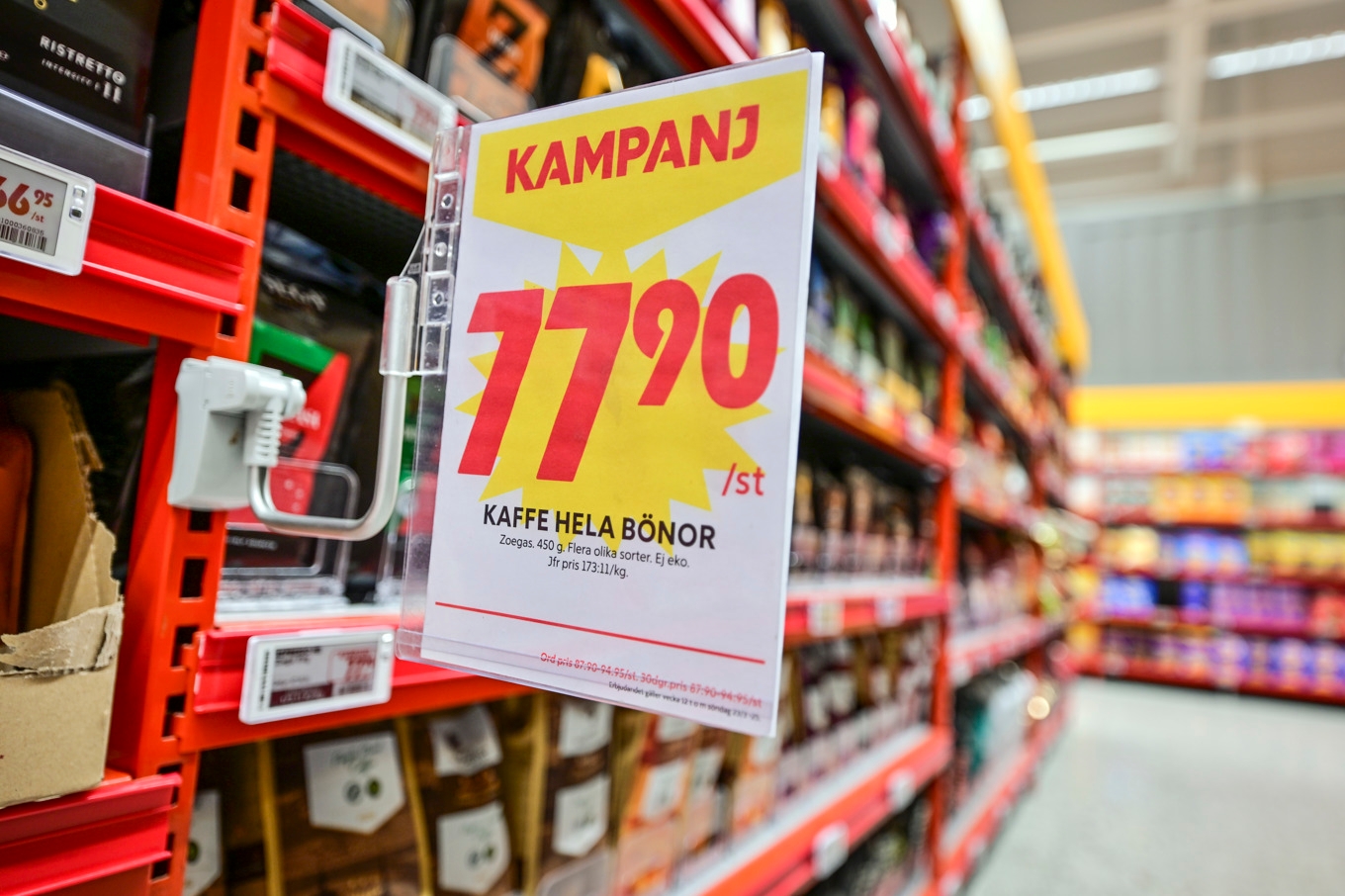 En halverad matmoms, från 12 till 6 procent, kan trycka ned matpriserna och inflationen enligt storbanken SEB:s ekonomer. Arkivbild Foto: Björn Larsson Rosvall/TT