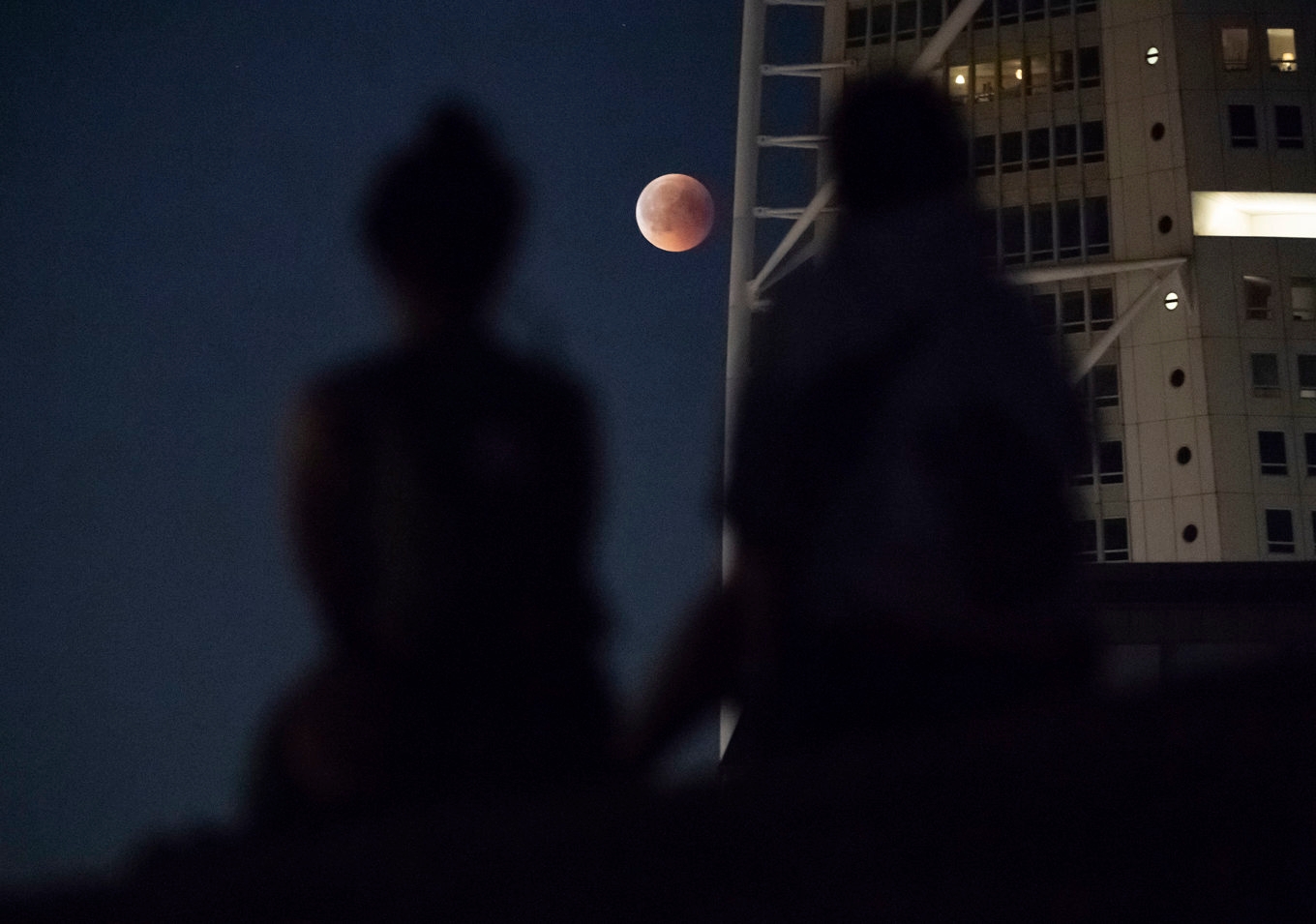 Arkivbild på en blodmåne fotograferad vid Turning Torso i Malmö 2018. Foto: Johan Nilsson/TT