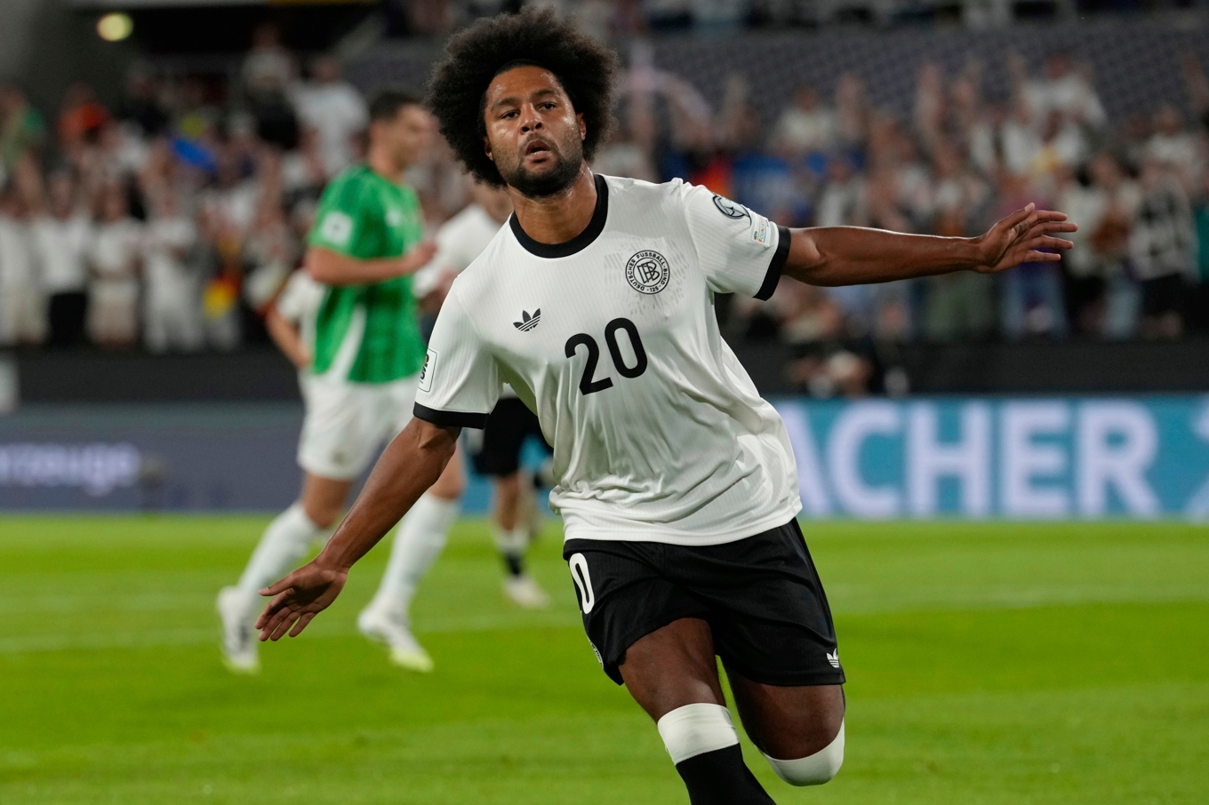 Tysklands Serge Gnabry firar ett av målen mot Nordirland. Foto: Martin Meissner/AP/TT