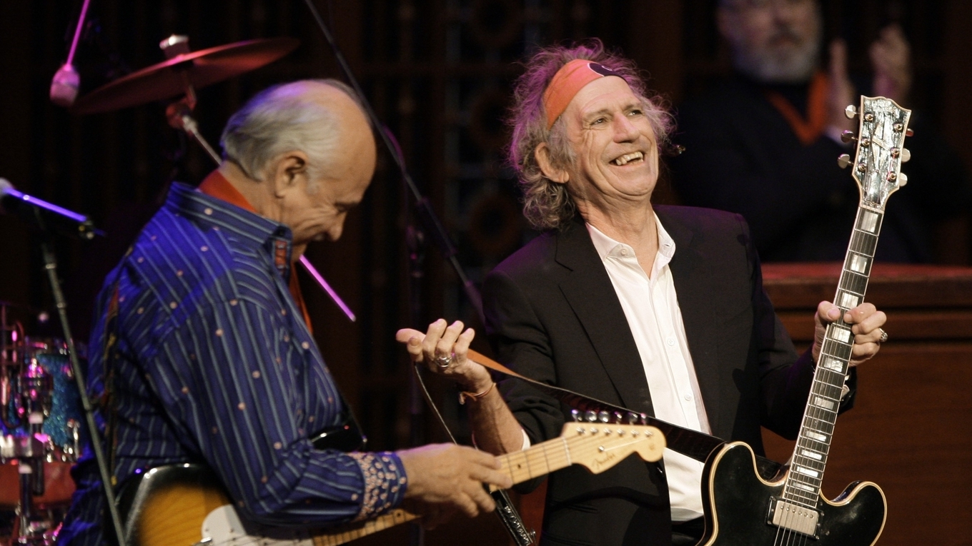 Sonny Curtis, till vänster, tillsammans med Keith Richards. Arkivbild. Foto: Mark Humphrey/AP/TT