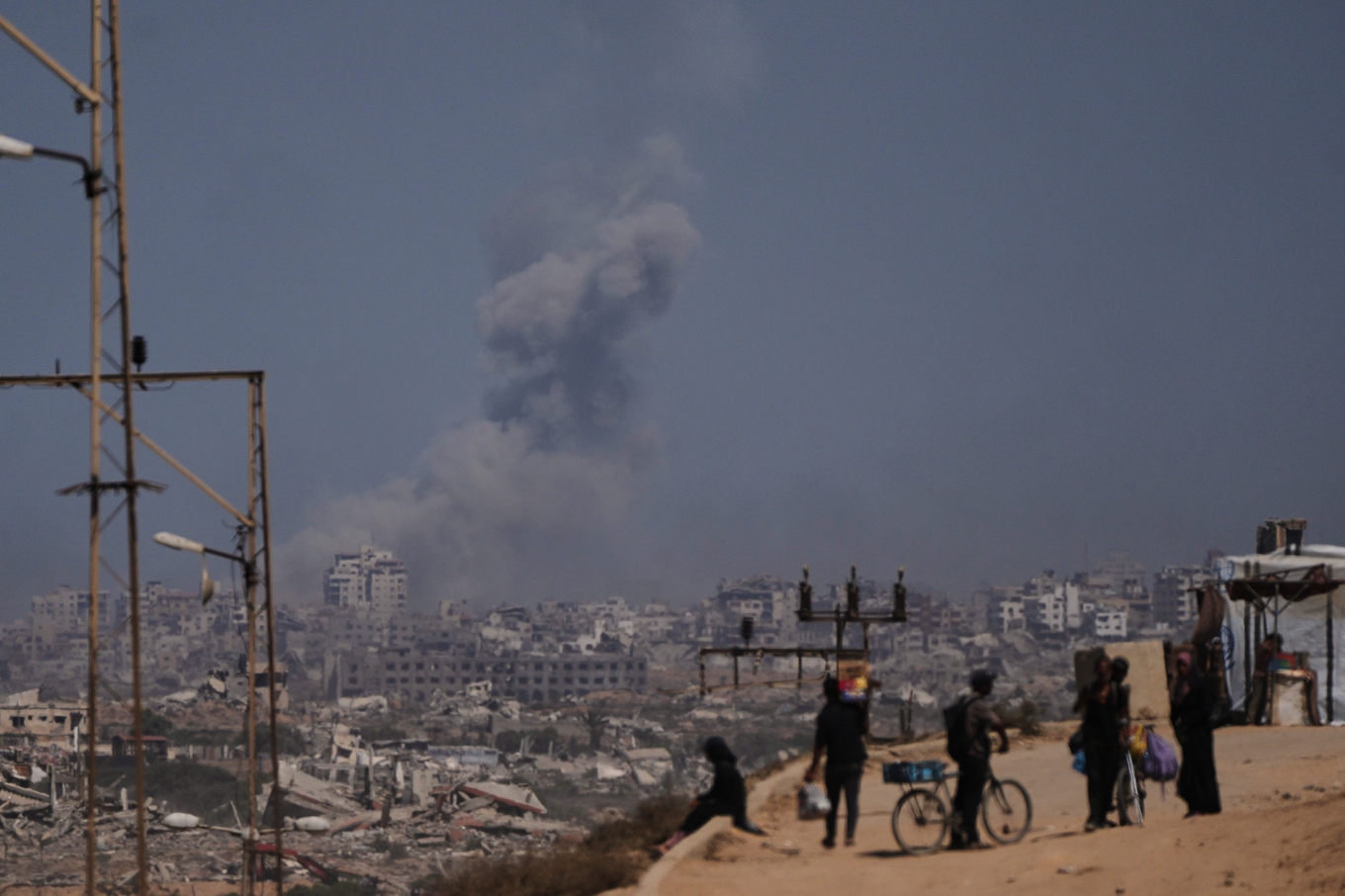 Rök stiger över Gaza stad efter en attack på måndagen. Foto: Abdel Kareem Hana/AP/TT