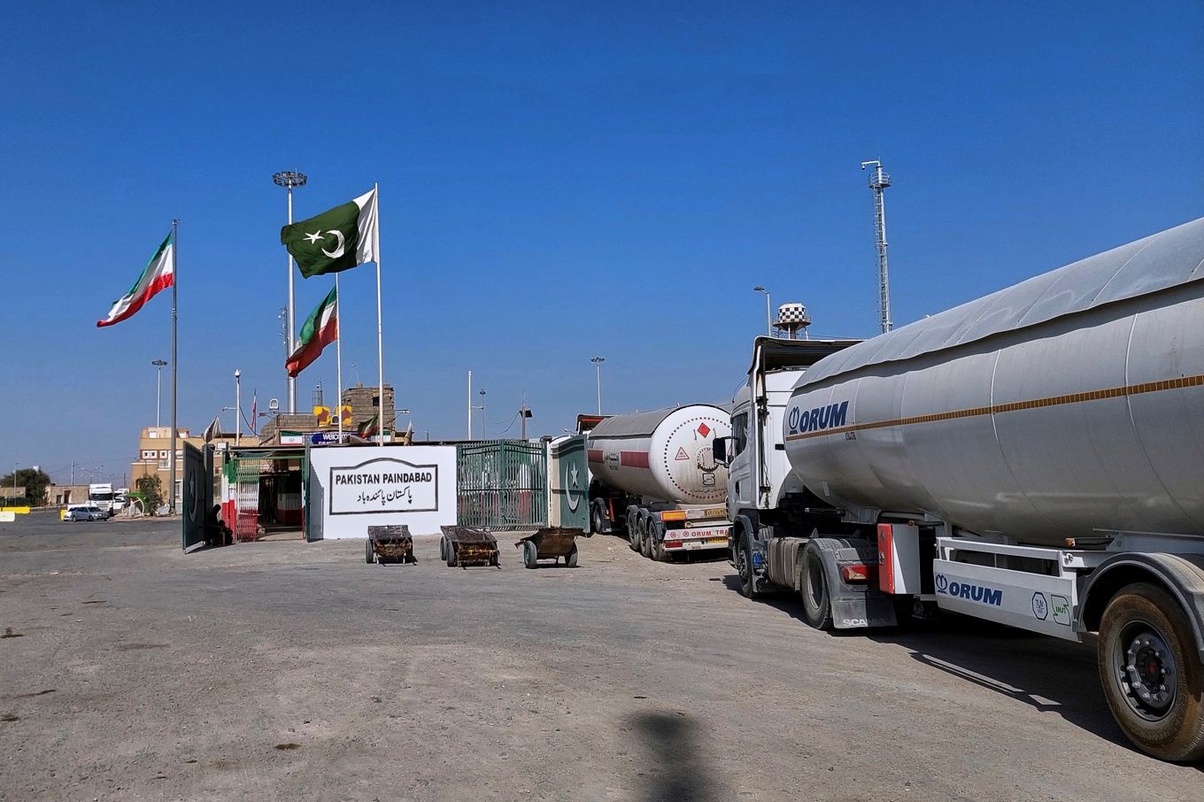 Oljetankbilar på väg in i Iran från Pakistan i somras. Arkivfoto. Foto: Fateh Muhammad/AP/TT