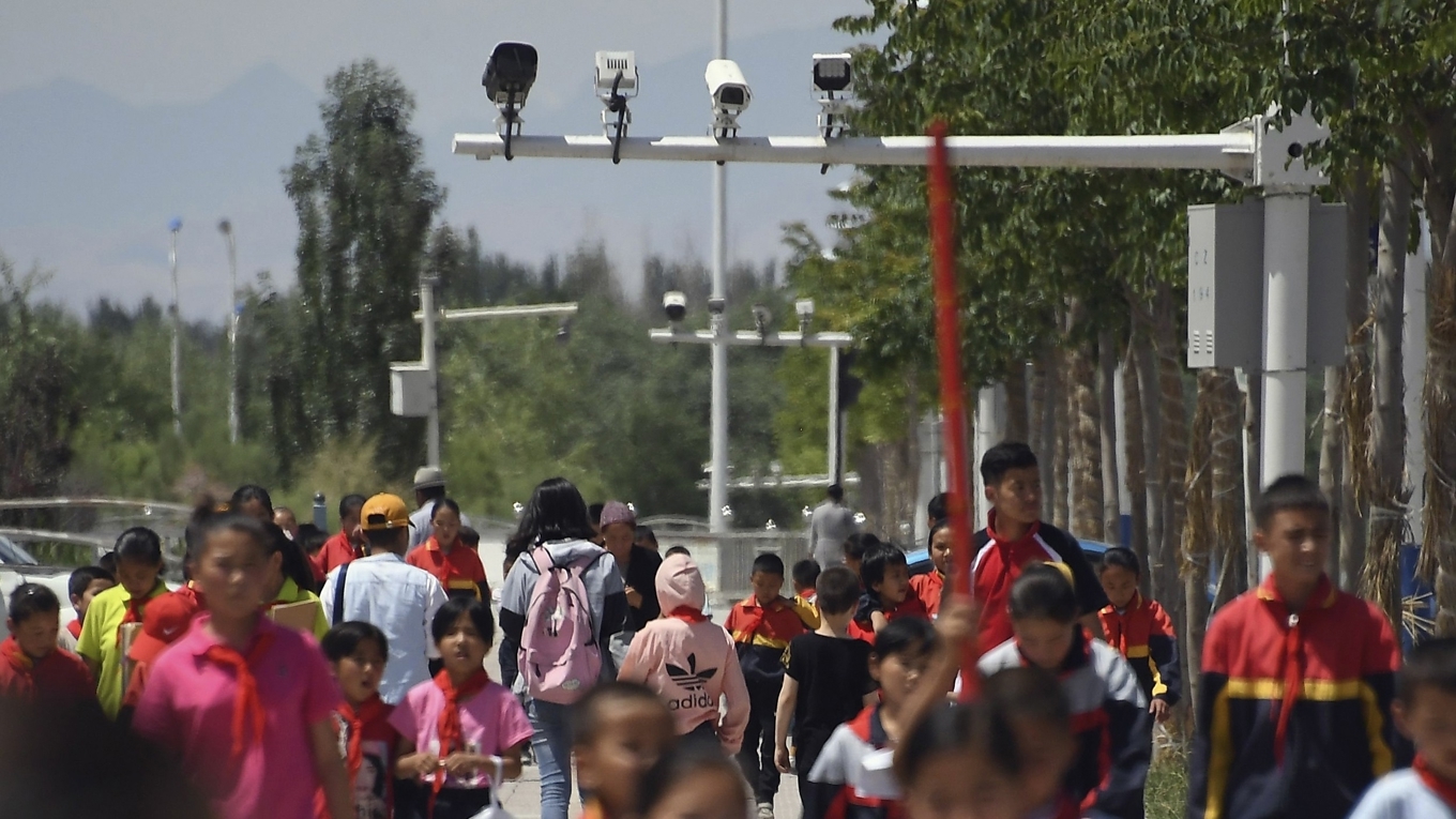 Övervakningskameror i Akto i Xinjiangregionen i västra Kina. Xinjiang är en plats som setts som ett laboratorium för den kinesiska regimens utveckling av teknik för att bland annat kontrollera och censurera internet. Foto: Greg Baker/AFP via Getty Images