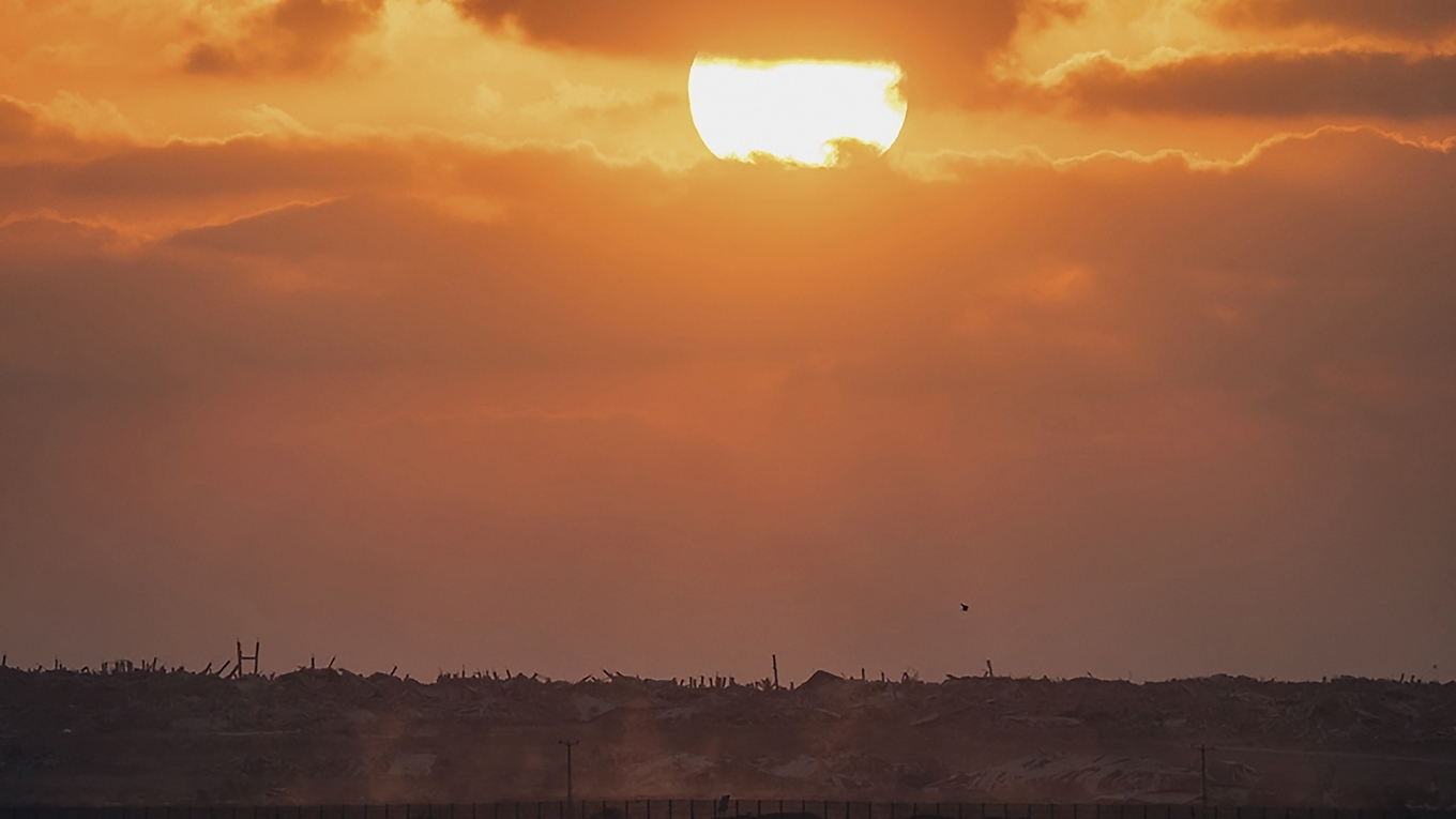 Solen går ner vid gränsen mellan Israel och Gazaremsan. Foto: Maya Levin/AFP via Getty Images