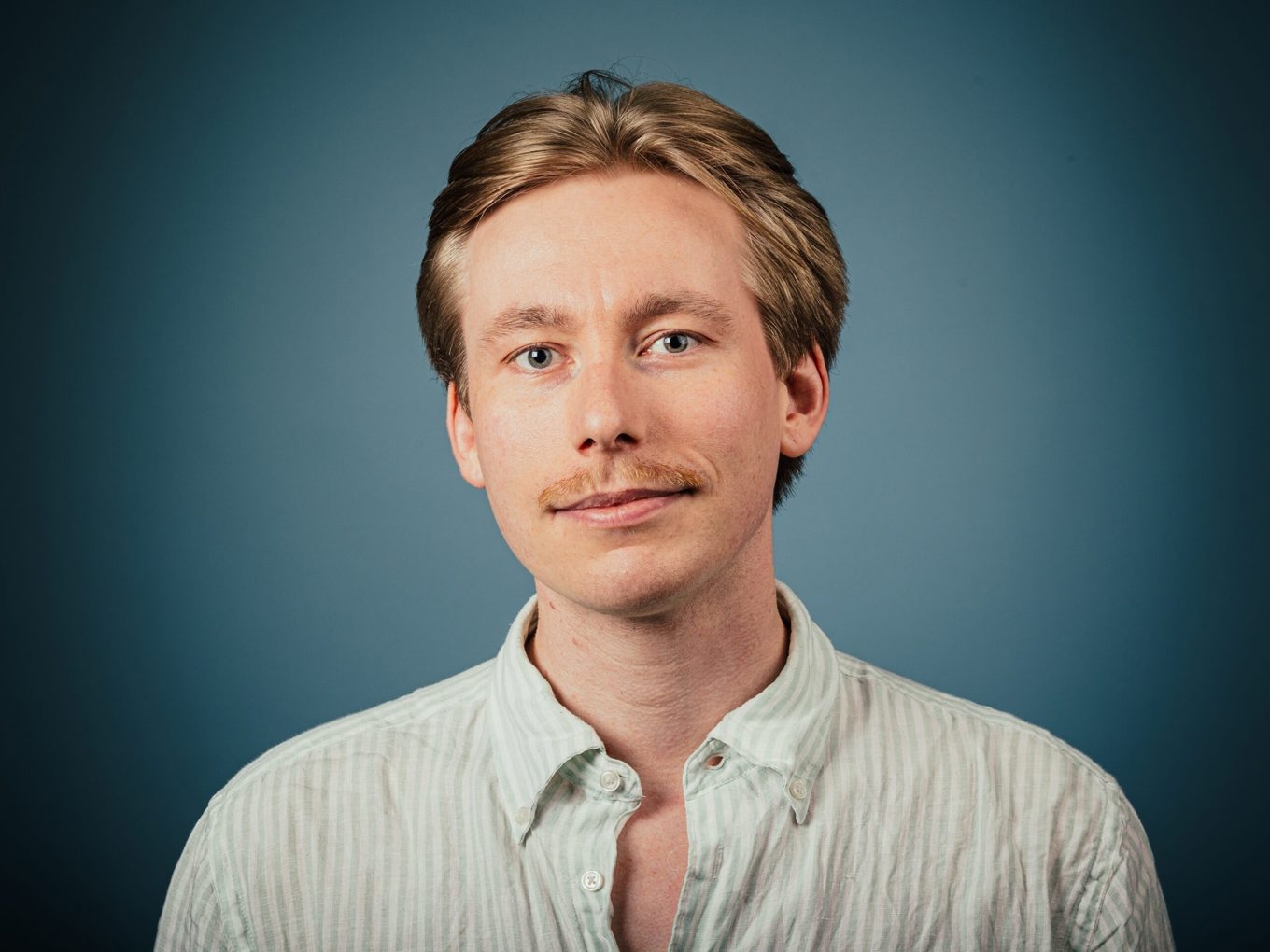 Albin Zettervall, arbetsmarknadsansvarig på Timbro, tycker att reformen om sänkta bidragstak är bra, men att det krävs mer för att verkligen sänka arbetslösheten. Foto: Timbro