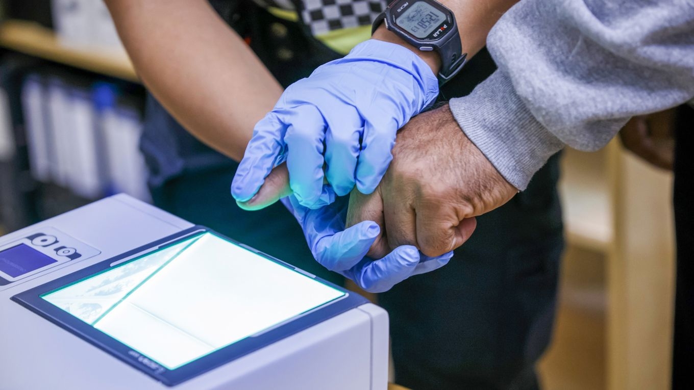 Upptagningen av biometri, alltså både dna och fingeravtryck, har fördubblats sedan nya lagen infördes. Foto: Heiko Junge/NTB/TT
