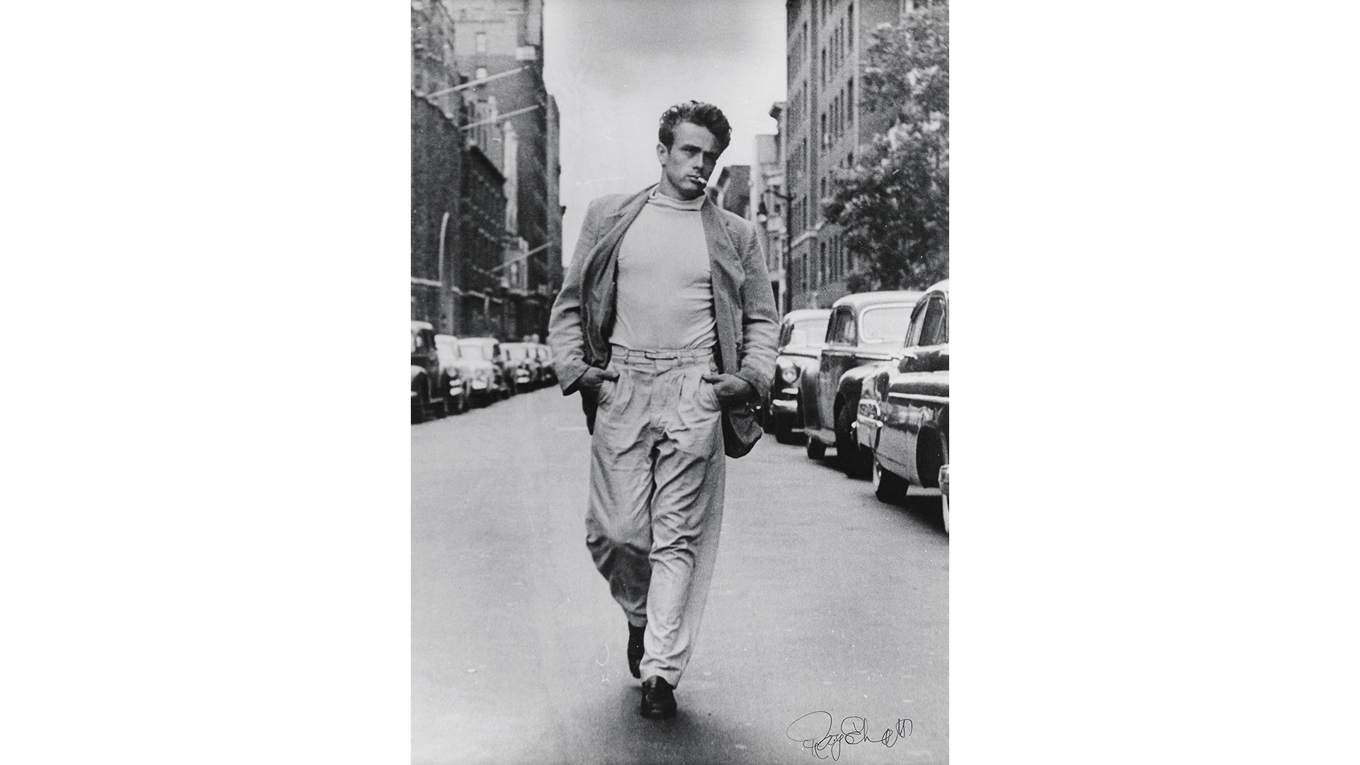 En klassisk bild på en klassisk stjärna. I tisdags var det exakt 70 år sedan ödet slog till med våldsam kraft och James Dean omkom i en bilkrasch. I och med sin bortgång blev 24-åringen en ikon som aldrig går ur bild, eller ur tiden. Foto: RR AUCTION