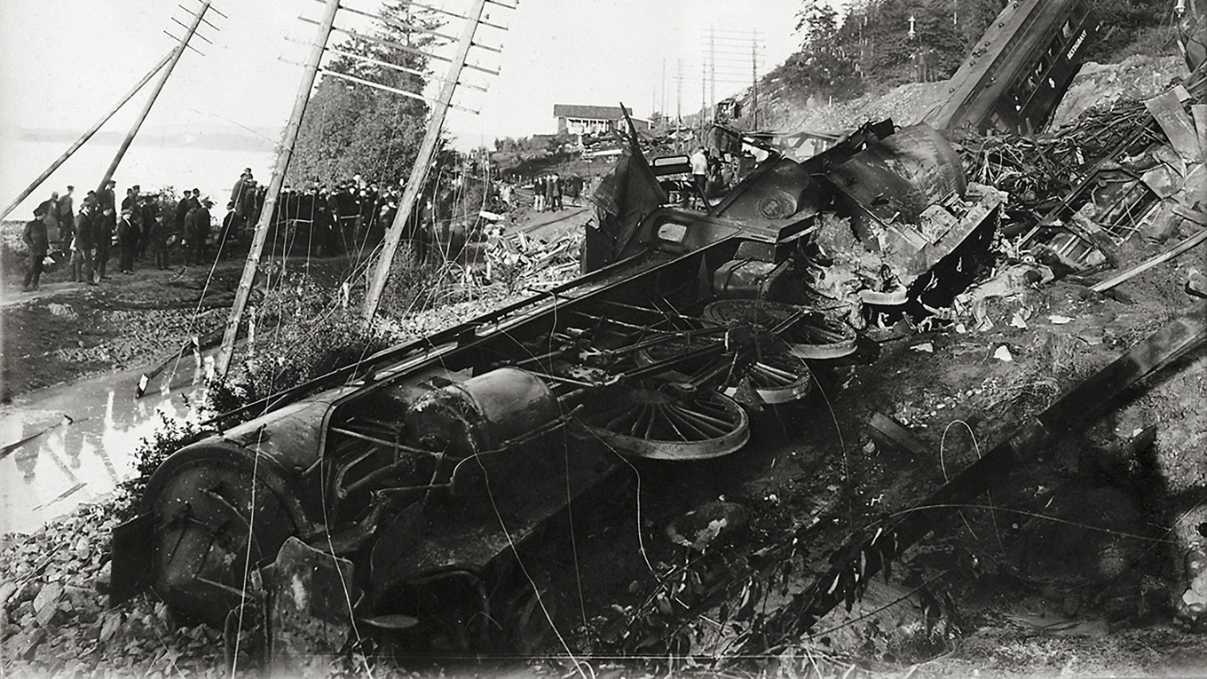 Loket F 1200 efter urspårningen, liggande utbränt på vägen med vagnarna bakom sig. Efter reparationer körde loket vidare i många år i både Sverige och Danmark. Foto: Public Domain