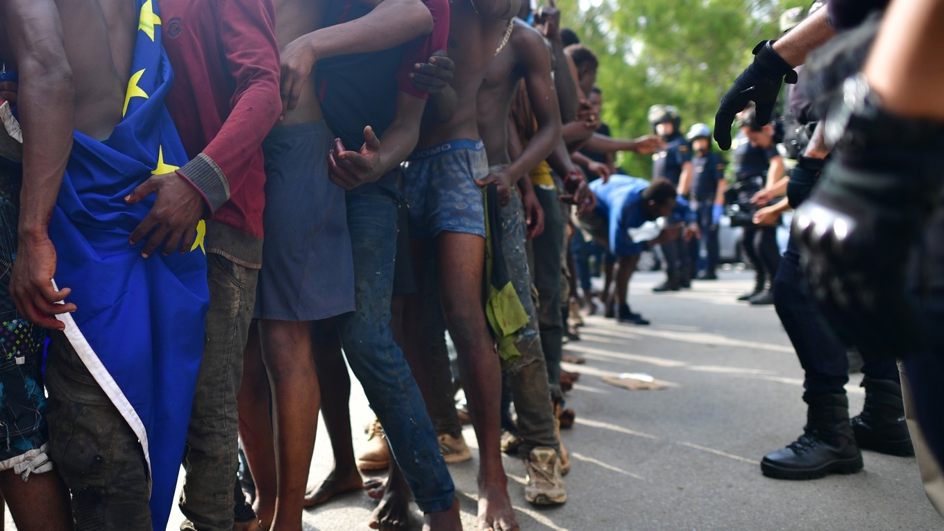 På bilden, som är tagen den 22 augusti 2018, ser man afrikanska migranter ta sig in i den spanska enklaven Ceuta från Marocko. Foto: Alexander Koerner/Getty Images