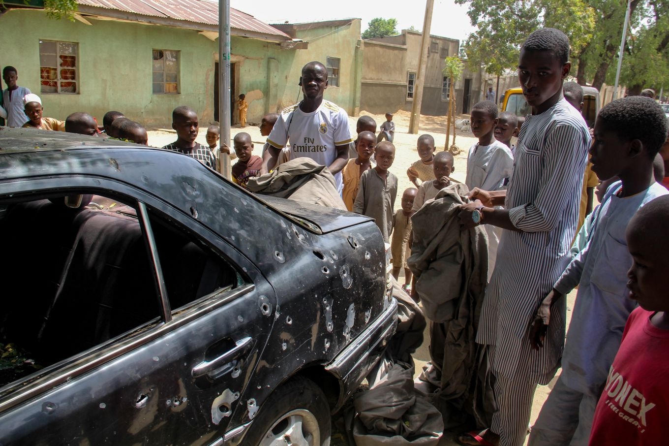 En sönderskjuten bil efter en attack av Boko Haram i Maiduguri, Nigeria. Foto: Stringer/AFP via Getty Images