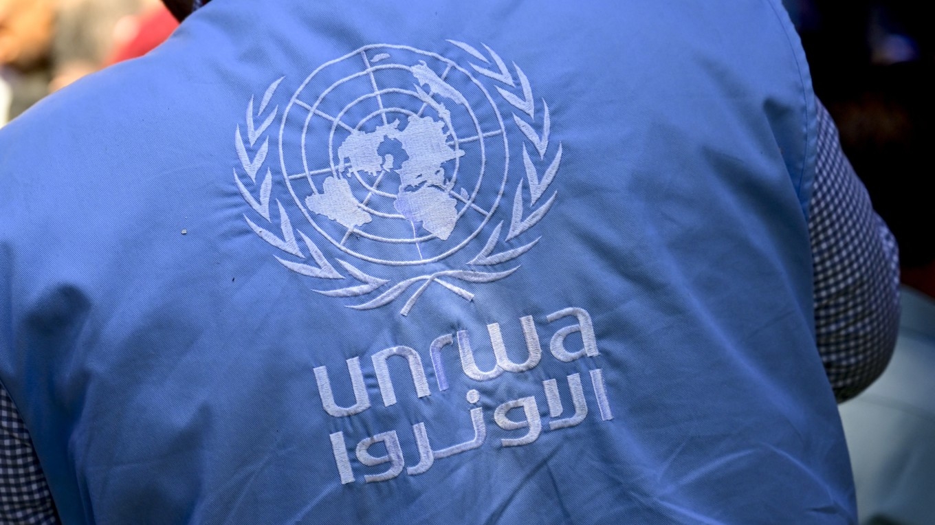 På bilden syns UNRWA:s logotype. Foto: Dirk Waem/BELGA MAG/AFP via Getty Images