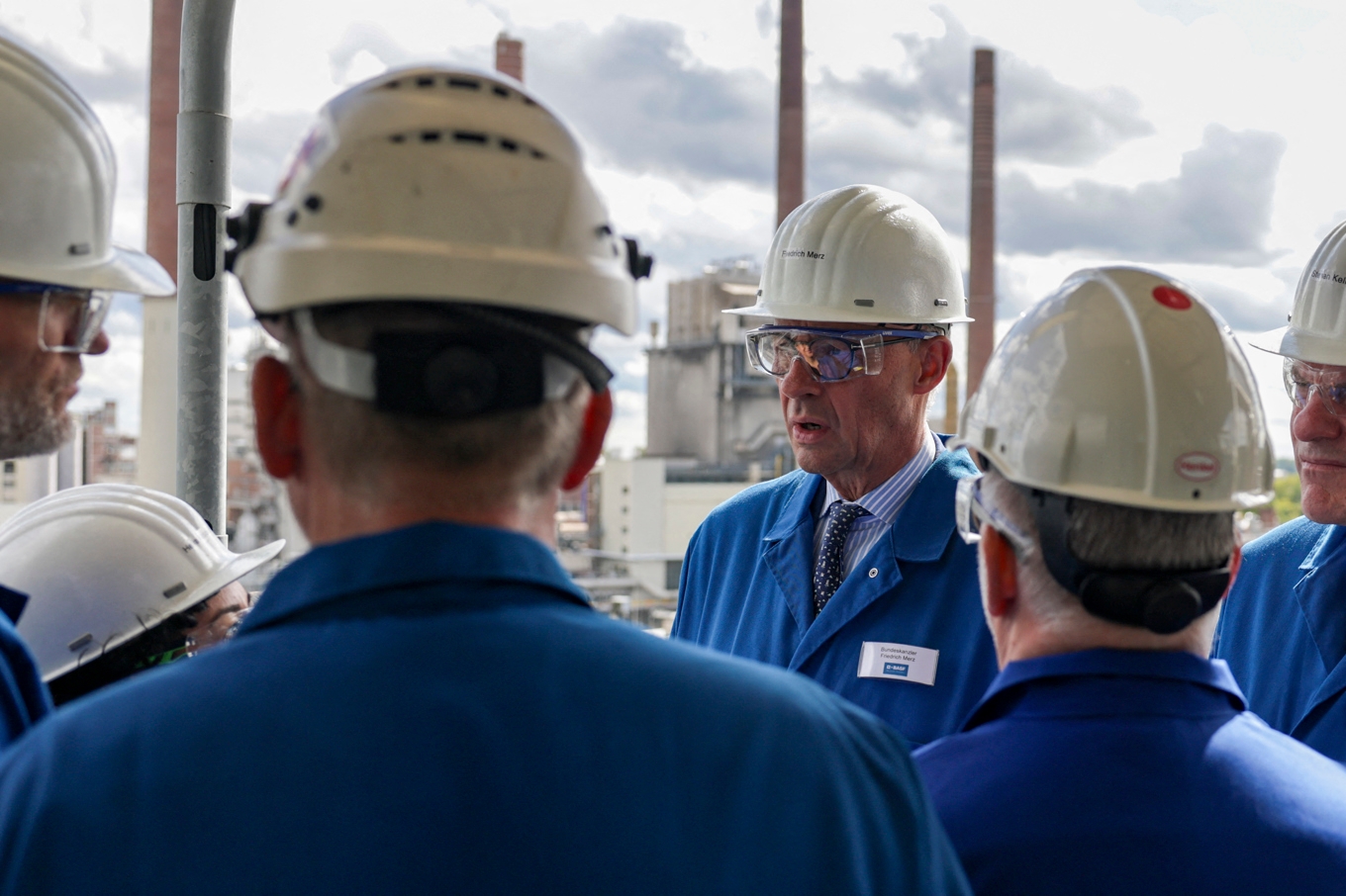 Tysklands förbundskansler Friedrich Merz besöker BASF:s fabrik i Düsseldorf. Den tyska motorn hackar betänkligt. Foto: Christopher Neundorf /Pool/AFP via Getty Images
