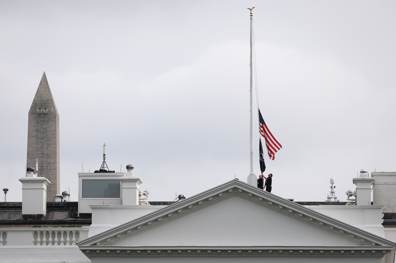 Flaggan på Vita huset i Washington D.C. halas till halv stång den 10 september. Foto:  Win McNamee/Getty Images