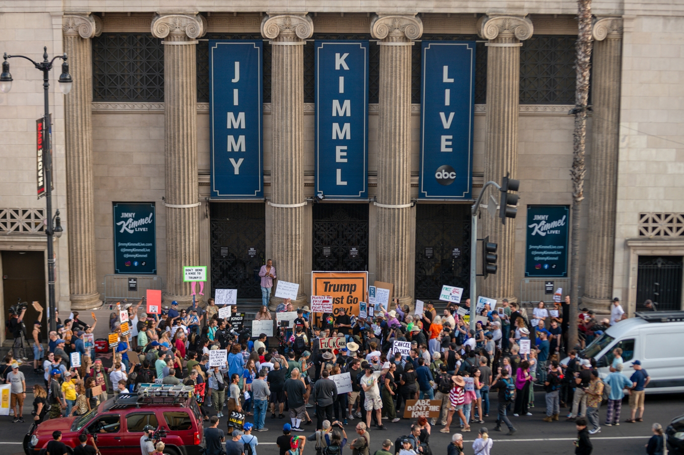 Demonstranter protesterar mot att Jimmy Kimmels program tagits bort, utanför Capitan Theatre i Los Angeles Foto: Benjamin Hanson/Middle East Images/AFP via Getty Images