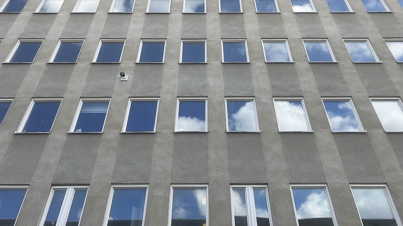 En ensamhet inbyggd i själva tiden, i en arkitektur lika stum som omänsklig. Foto: Egon Malmström